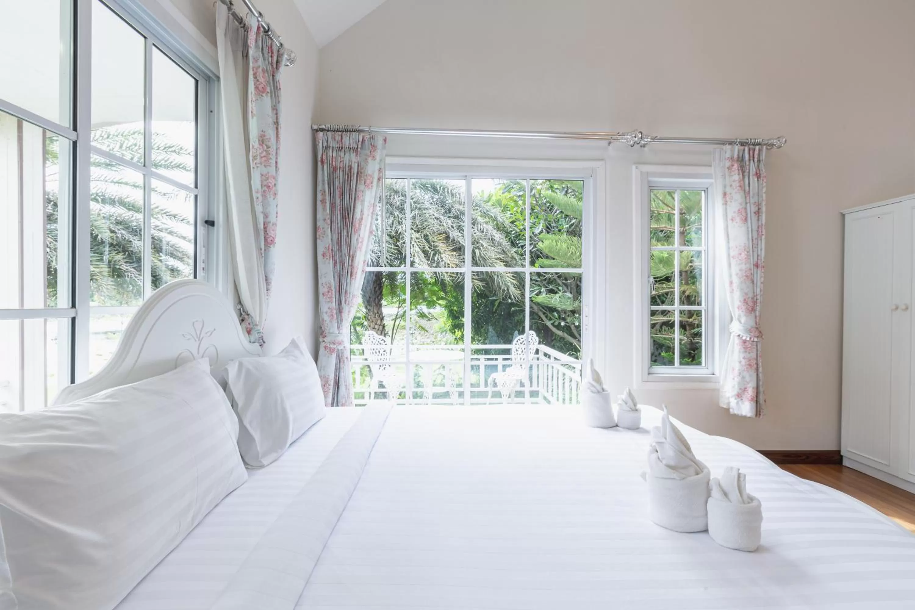 Bed in Sakarin Valley Resort