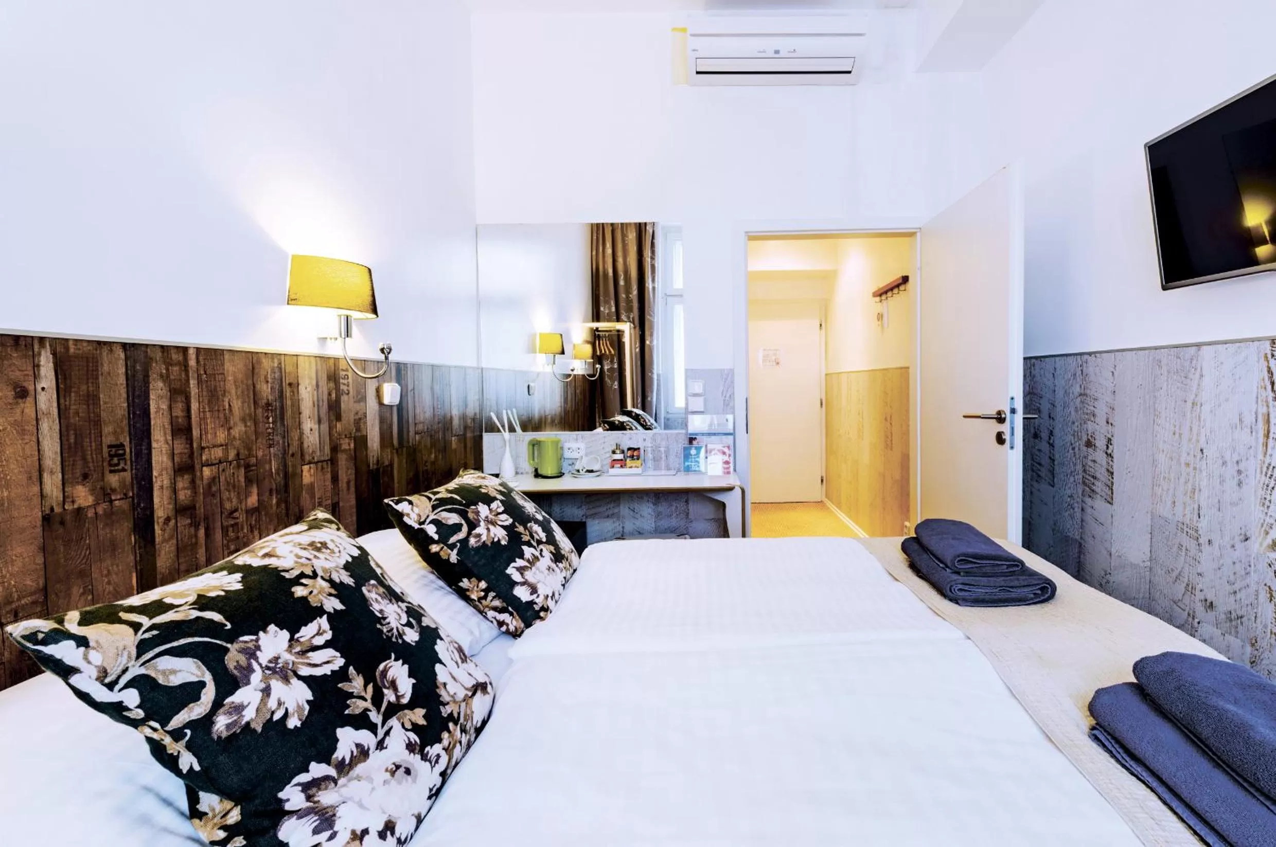 Bedroom, Bed in Royal Court Hotel