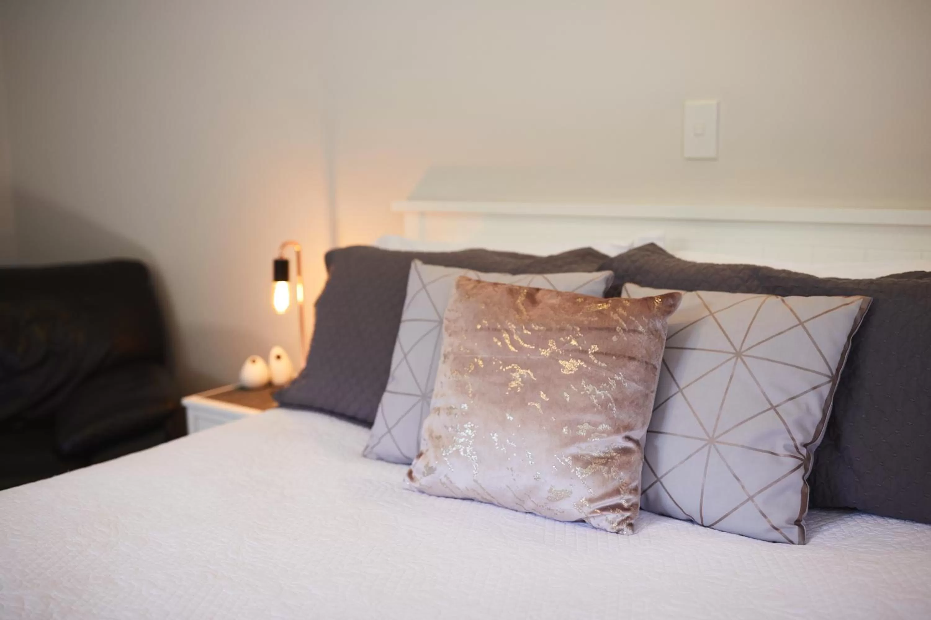 Bed in Blenheim Palms Motel