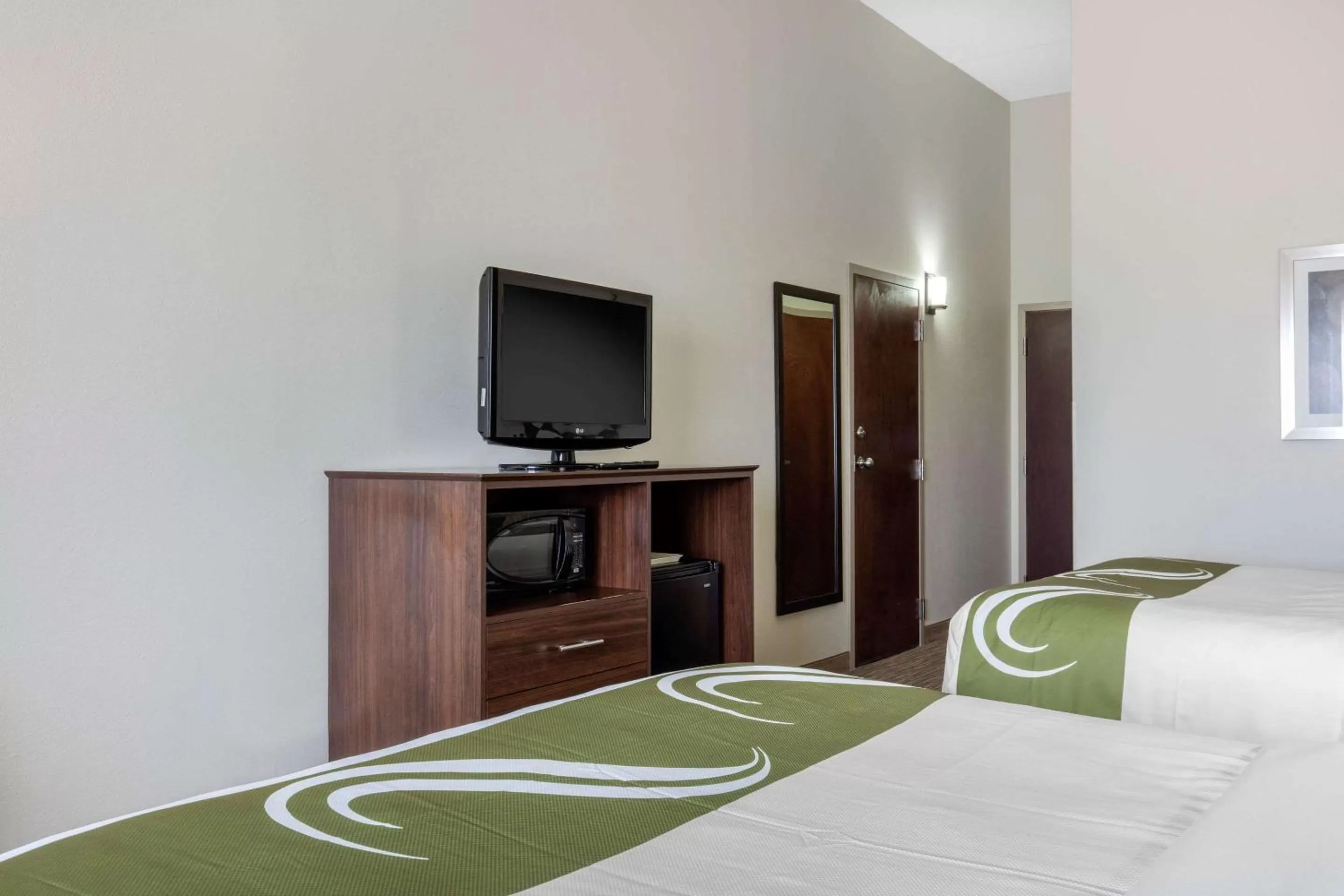 Photo of the whole room, Bed in Quality Inn & Suites Mountain Home North