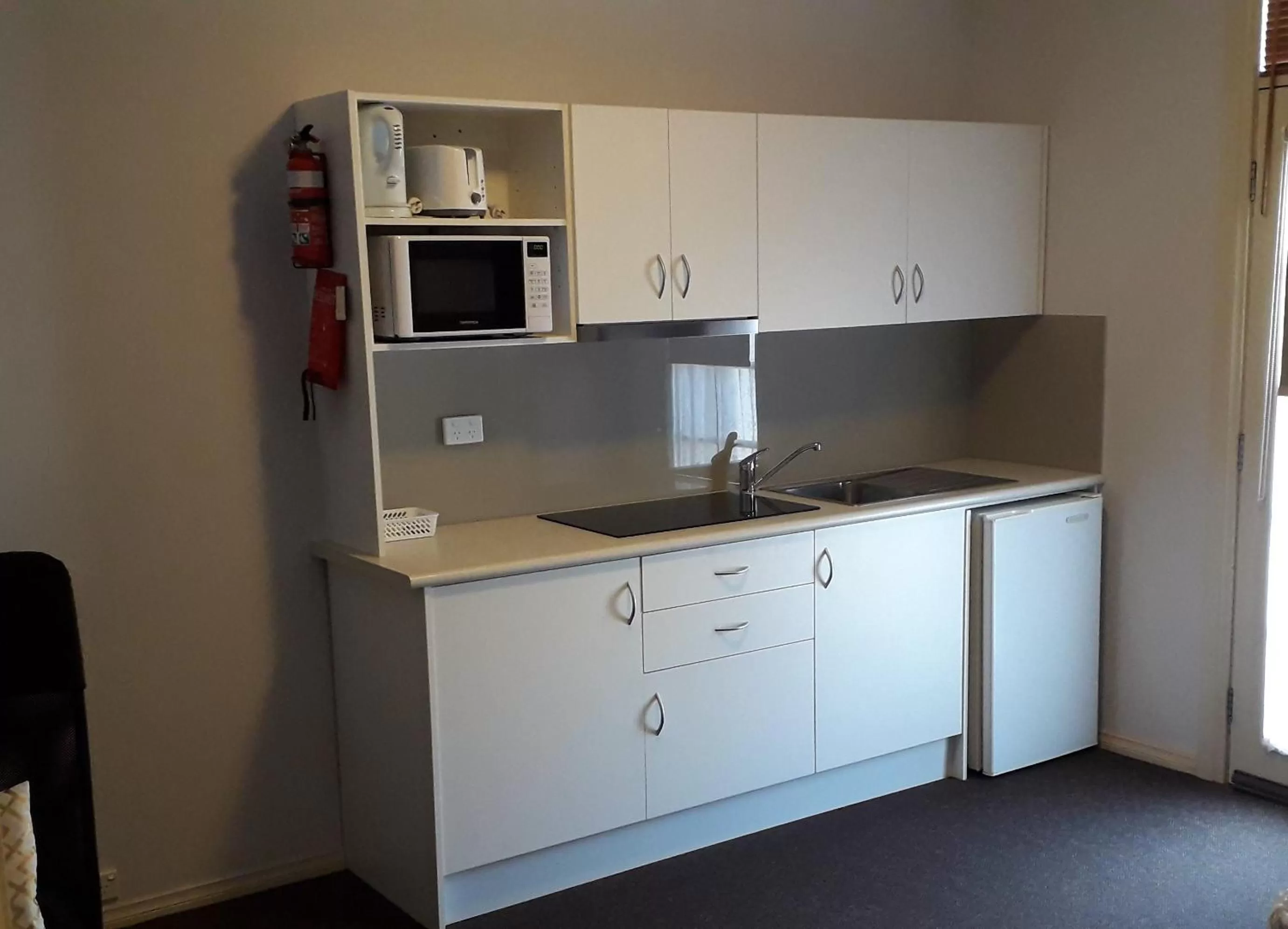 Kitchen or kitchenette in Daydream Motel and Apartments