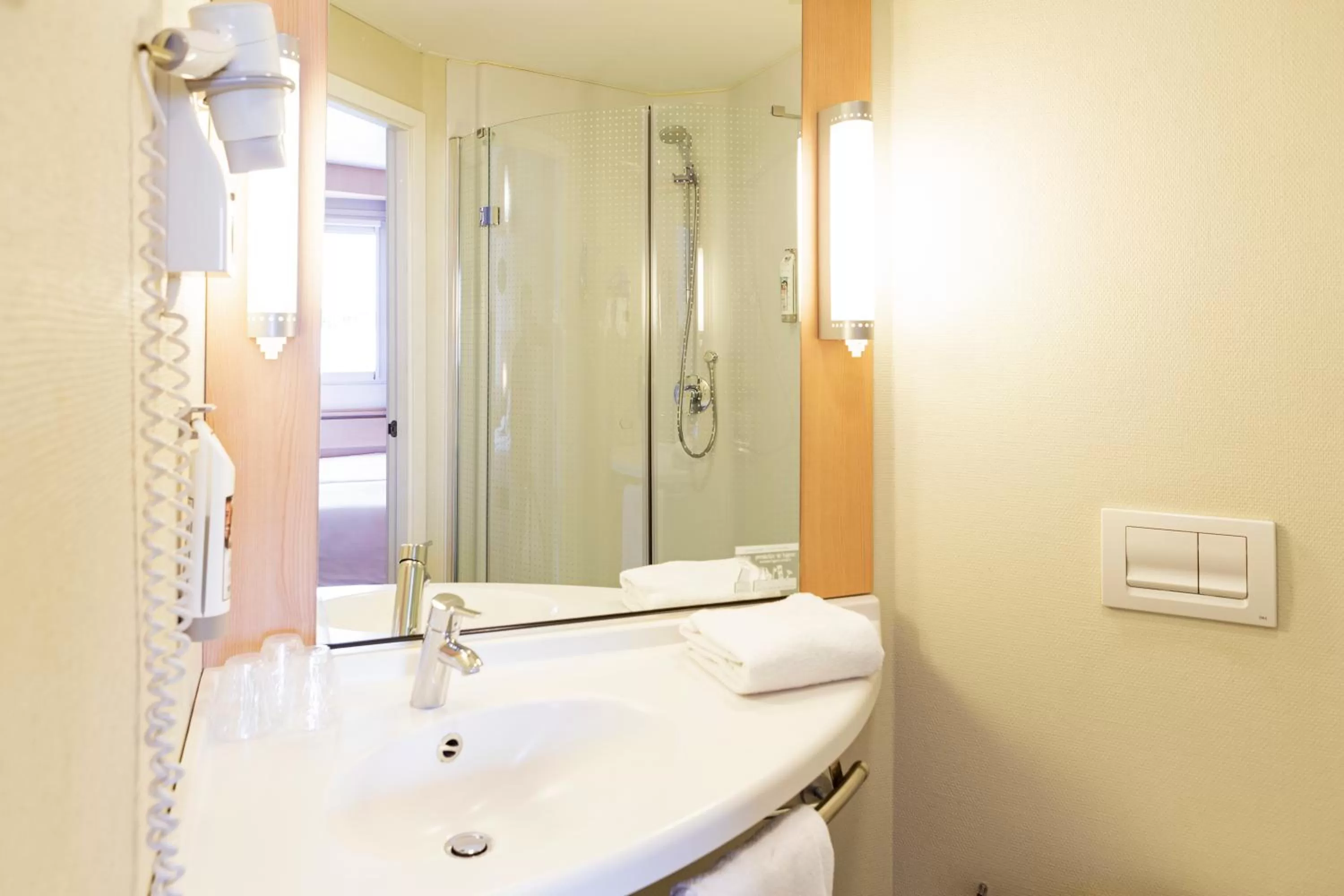 Shower in Ibis Oviedo