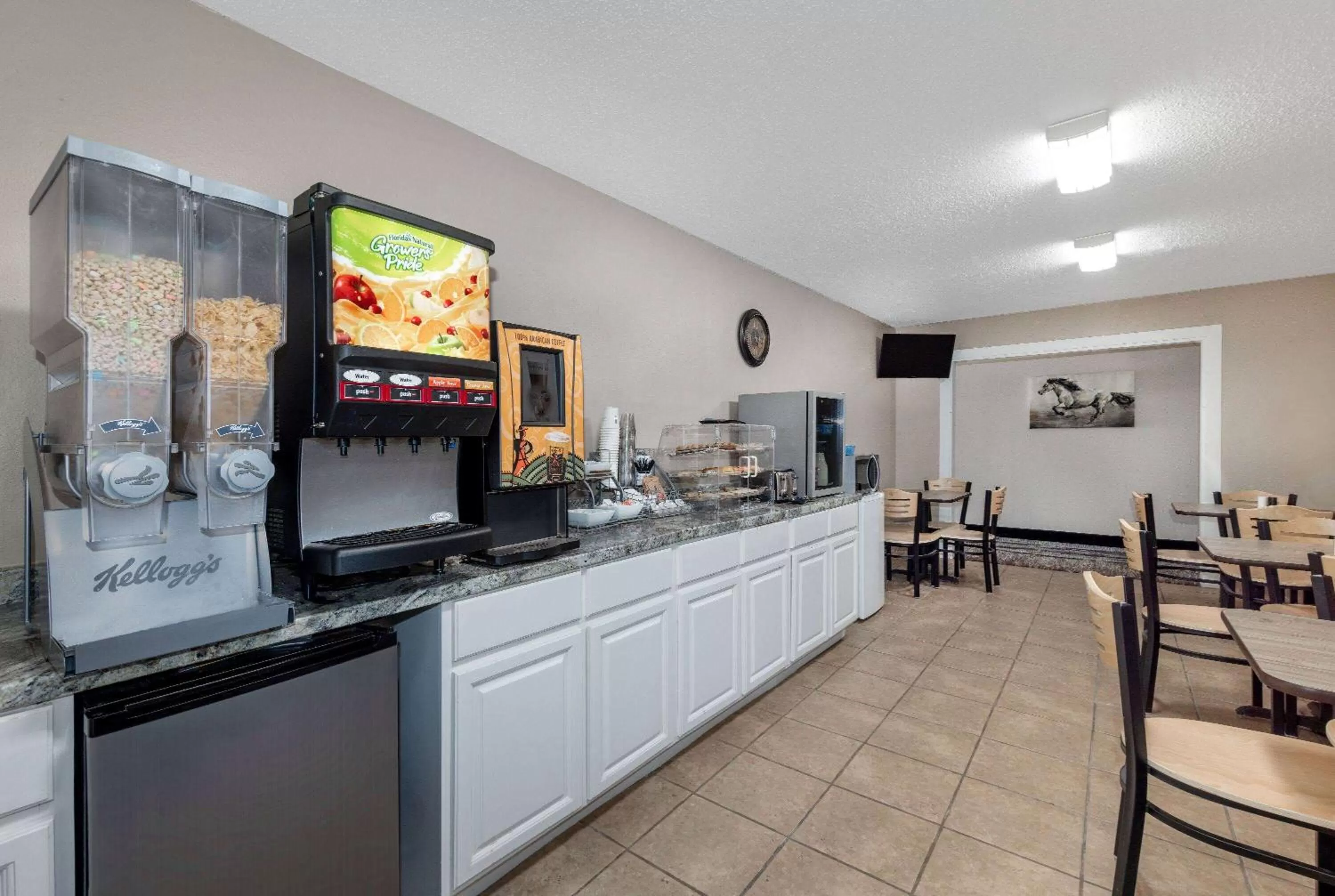 Breakfast in Super 8 by Wyndham Pratt