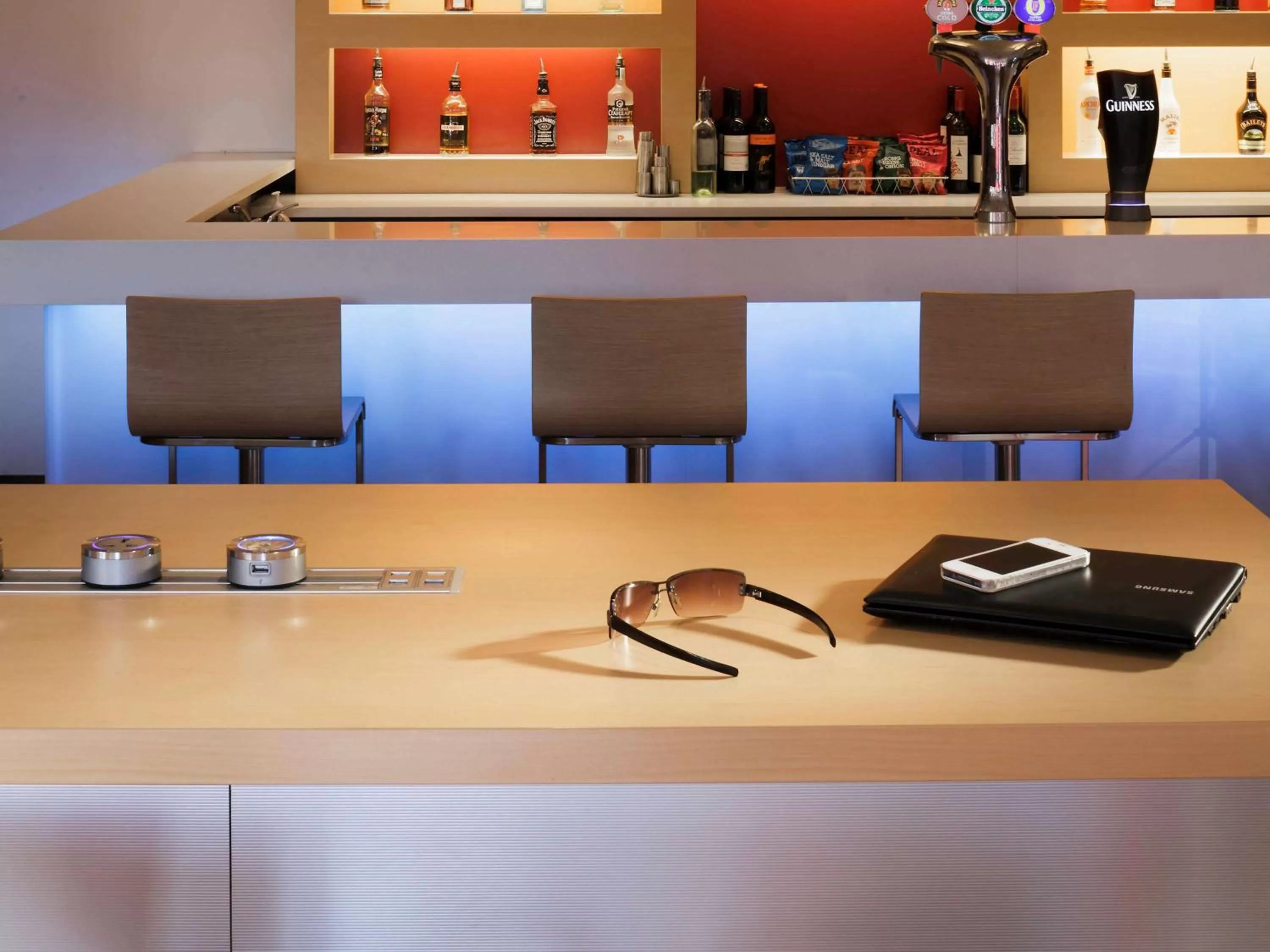 Lounge or bar in ibis London Docklands Canary Wharf