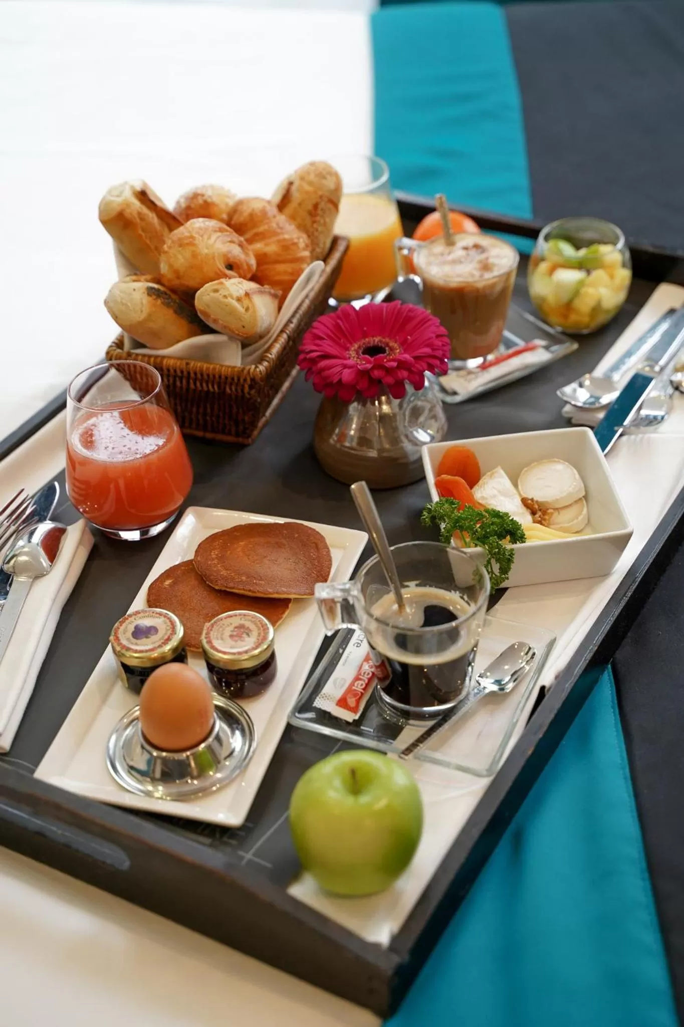 Bed in L'Empire Paris - Louvre