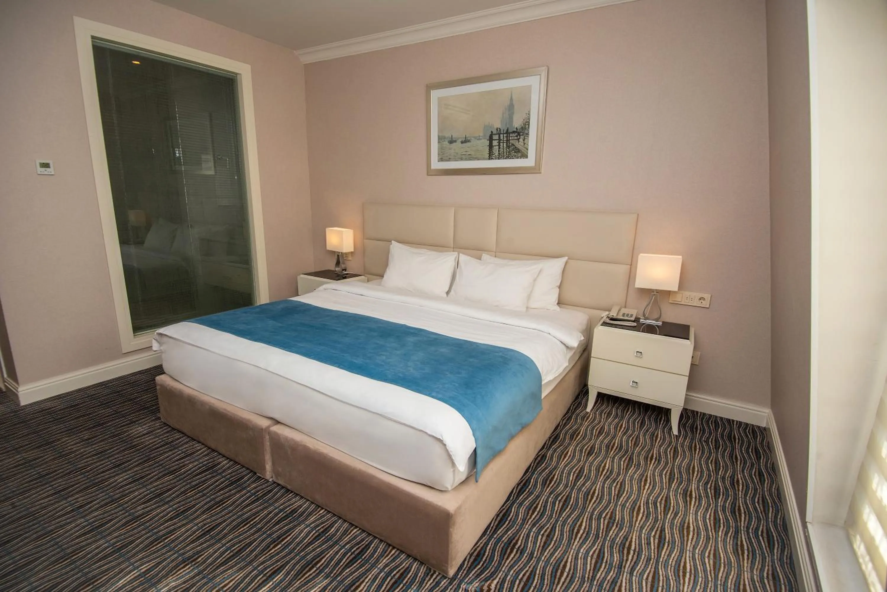 Bedroom, Bed in City Avenue Hotel