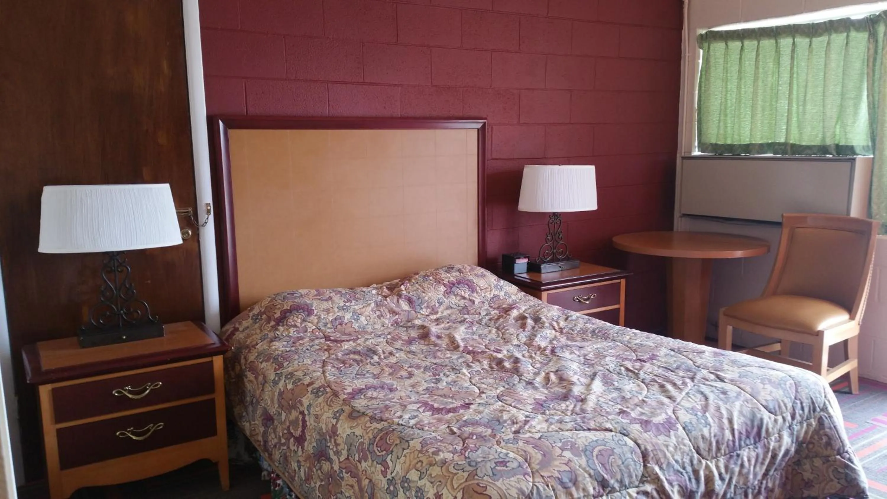 Bed in Thunder Bird Motel