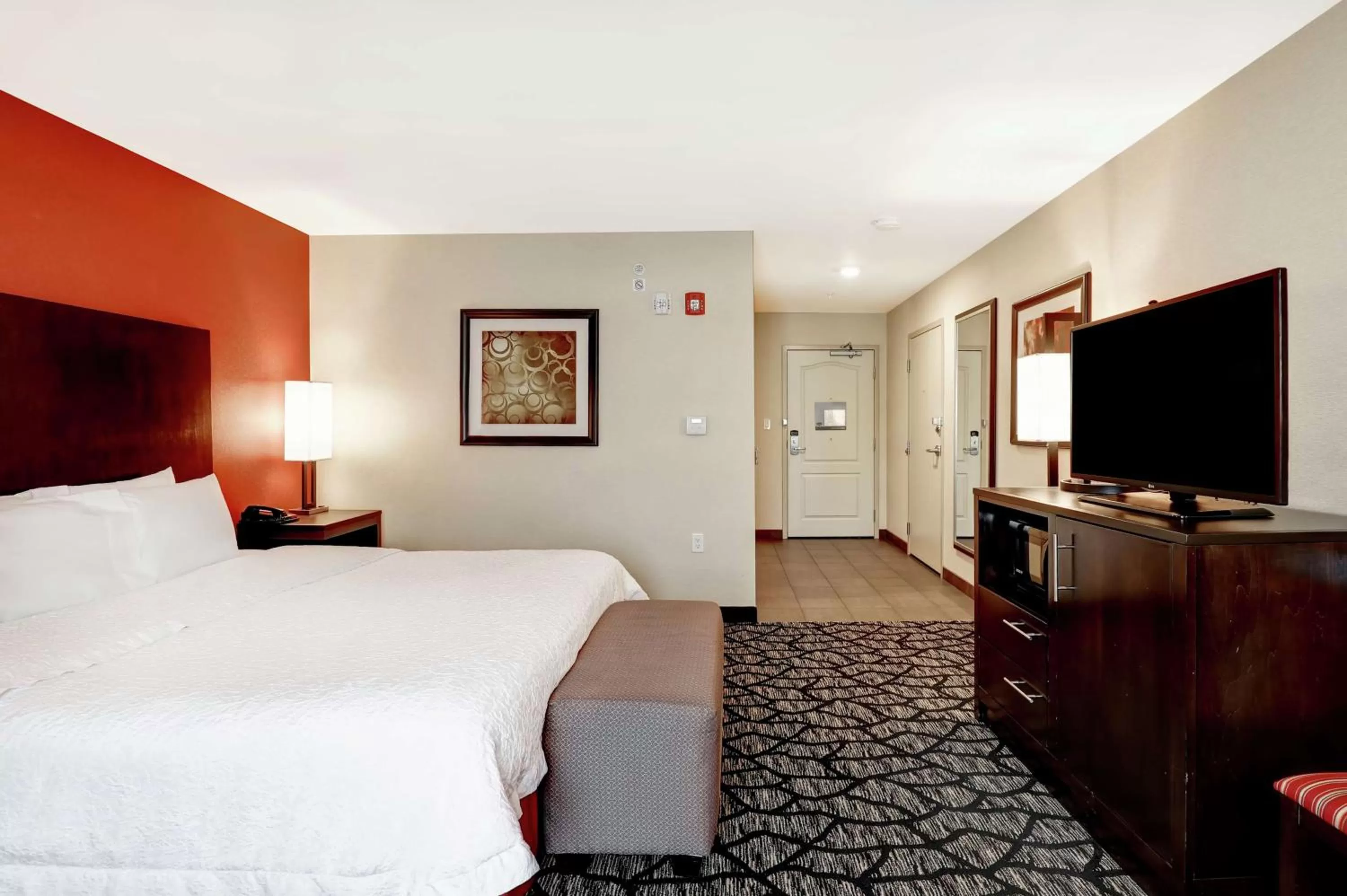 Bedroom, Bed in Hampton Inn by Hilton Chilliwack