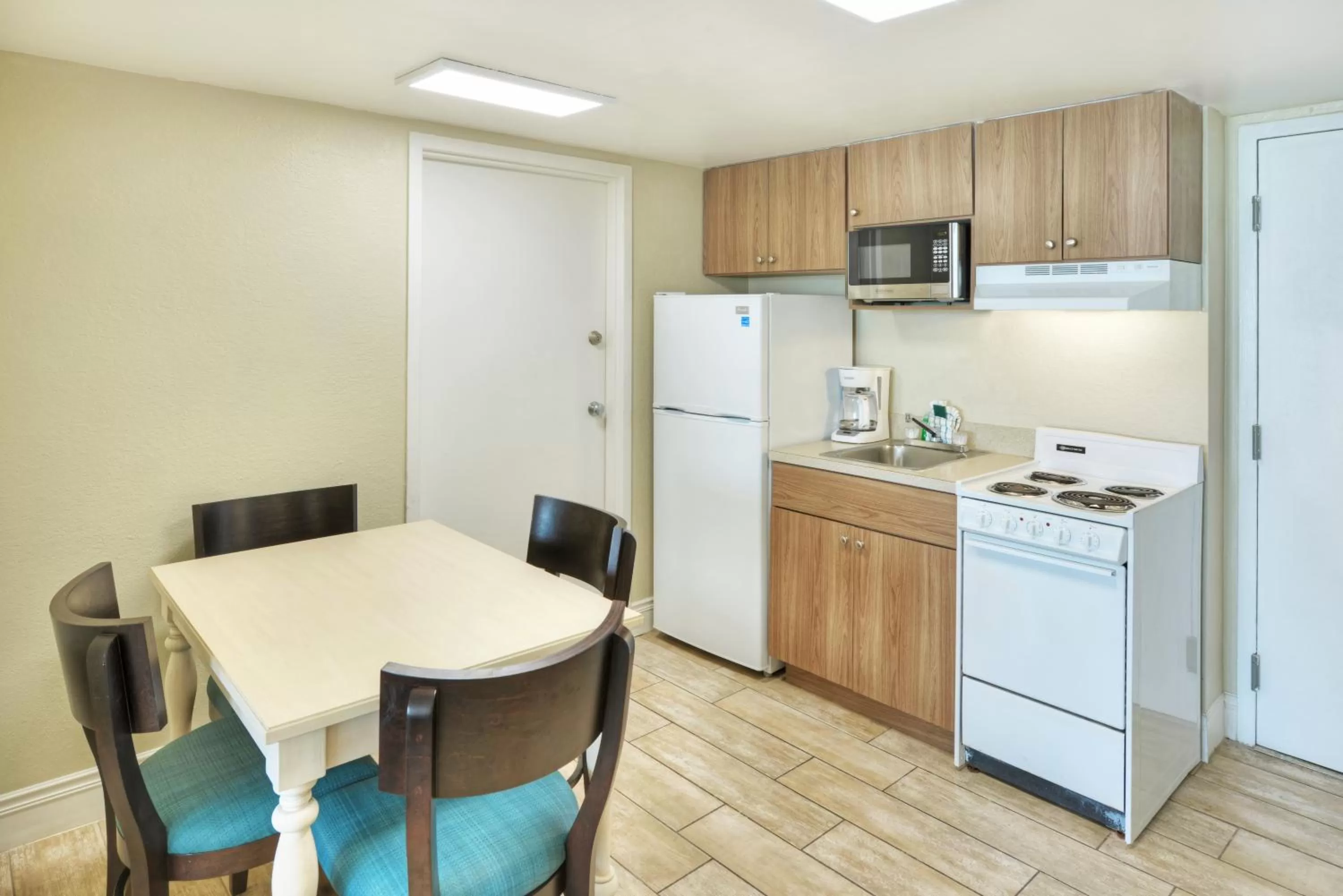 Kitchen or kitchenette in El Caribe Resort and Conference Center