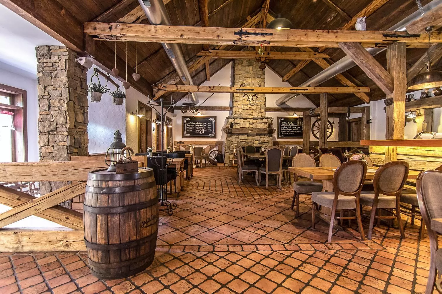 Restaurant/places to eat in Hotel West