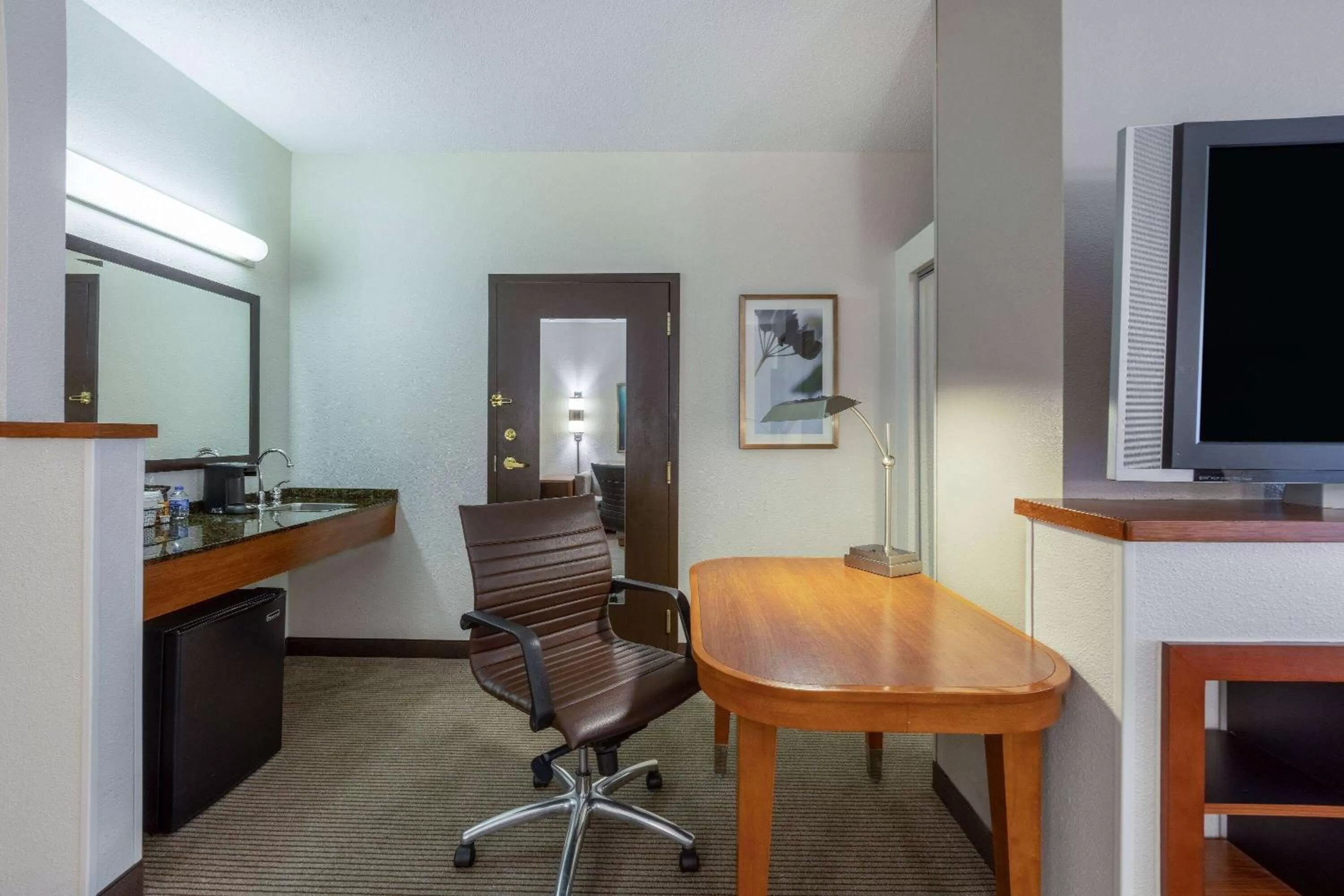 Kitchen or kitchenette in Wyndham Garden Kansas City Airport