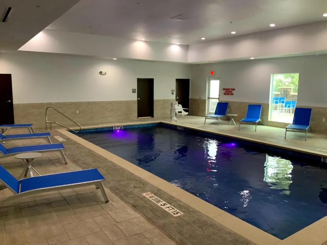 Swimming pool in Comfort Suites Cedar Park - Austin Northwest