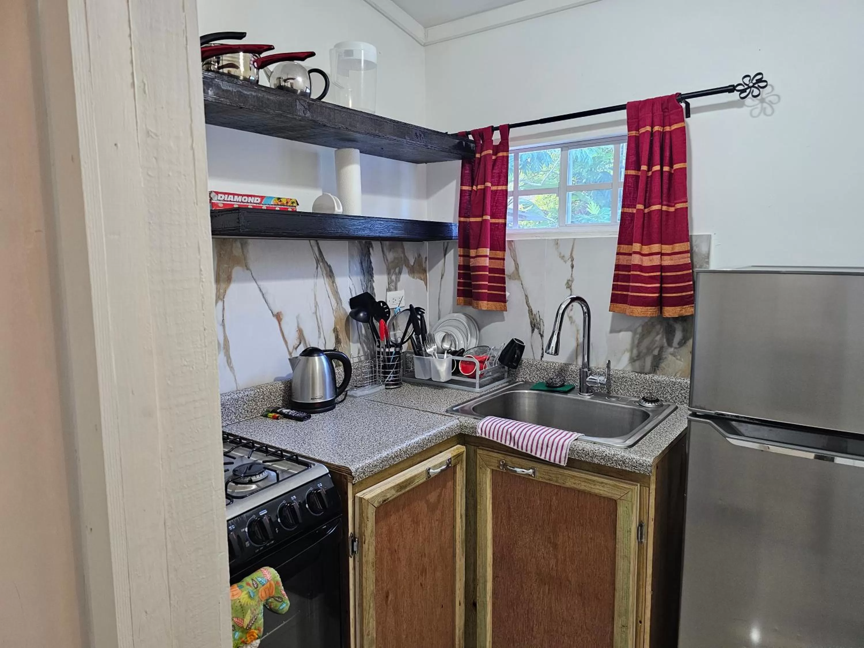 Kitchen or kitchenette in Roots Cafe Rooms