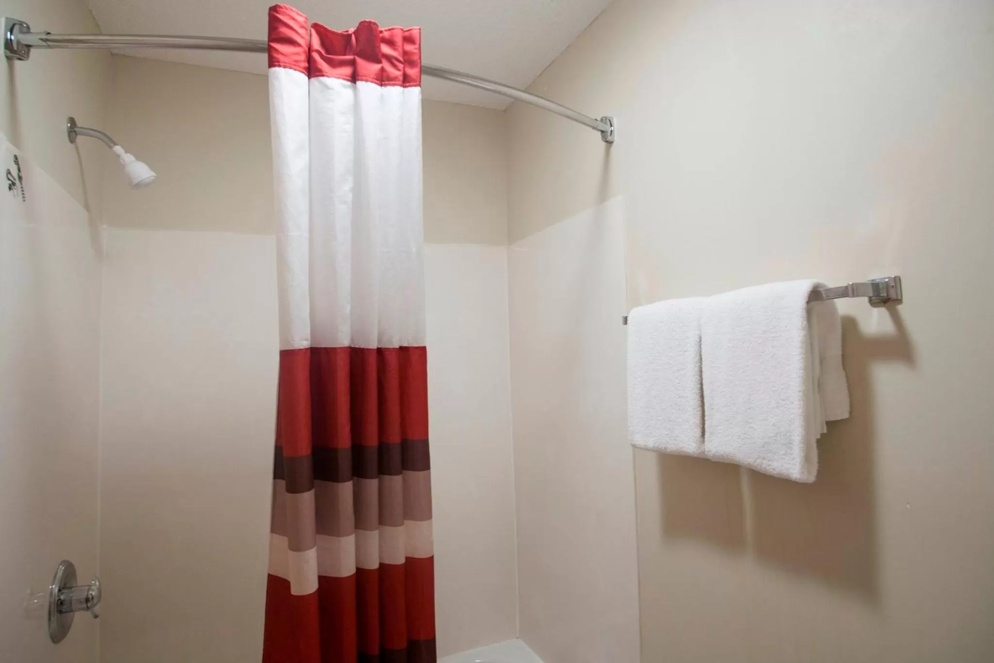 Bathroom in Red Roof Inn London I-75