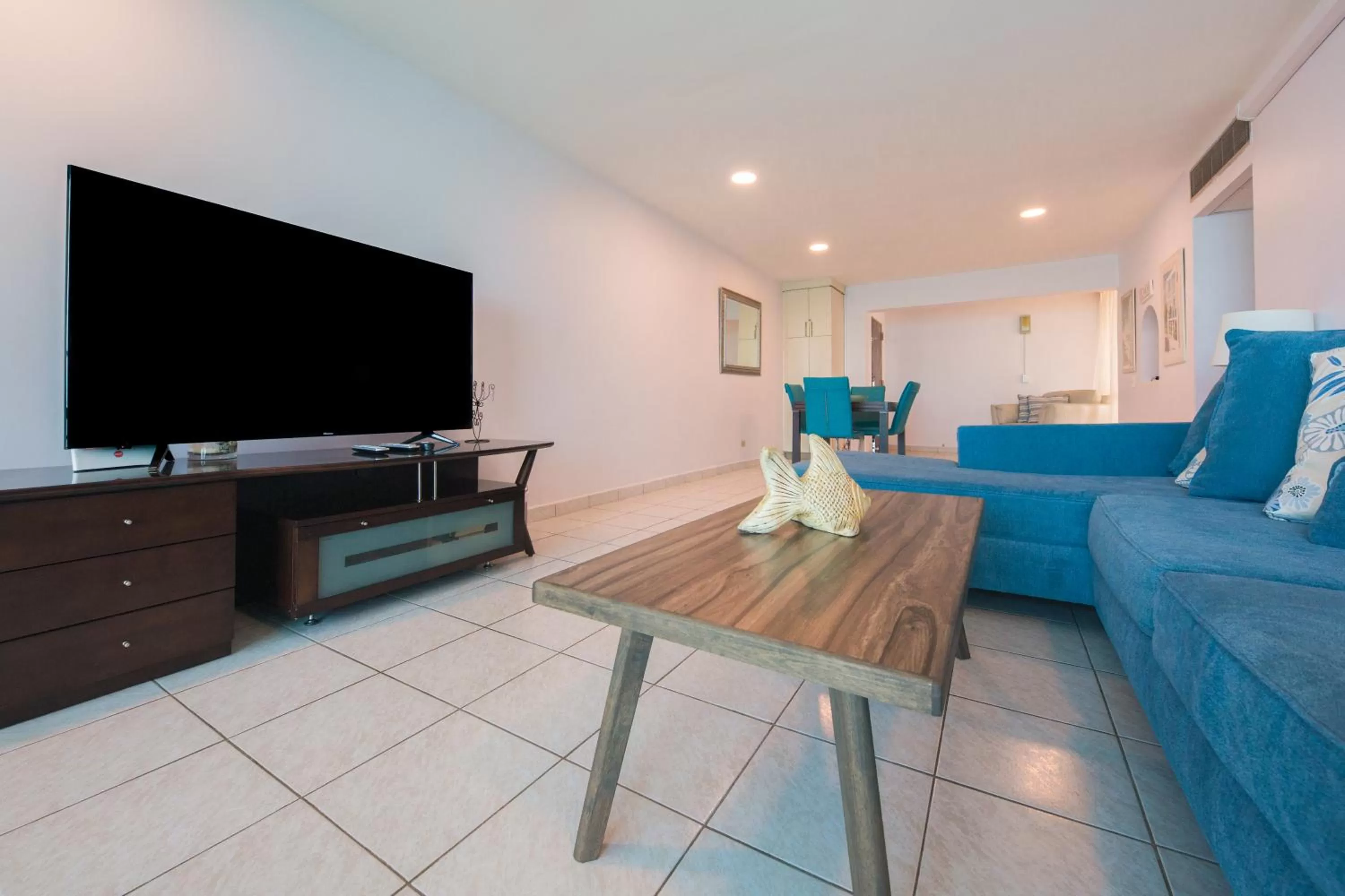 TV and multimedia in ESJ Towers by Chana