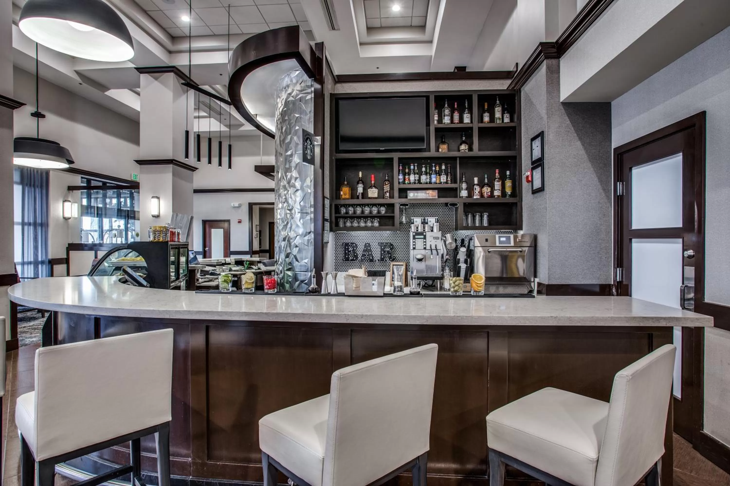 Lounge or bar in Hyatt Place Fort Worth / Cityview