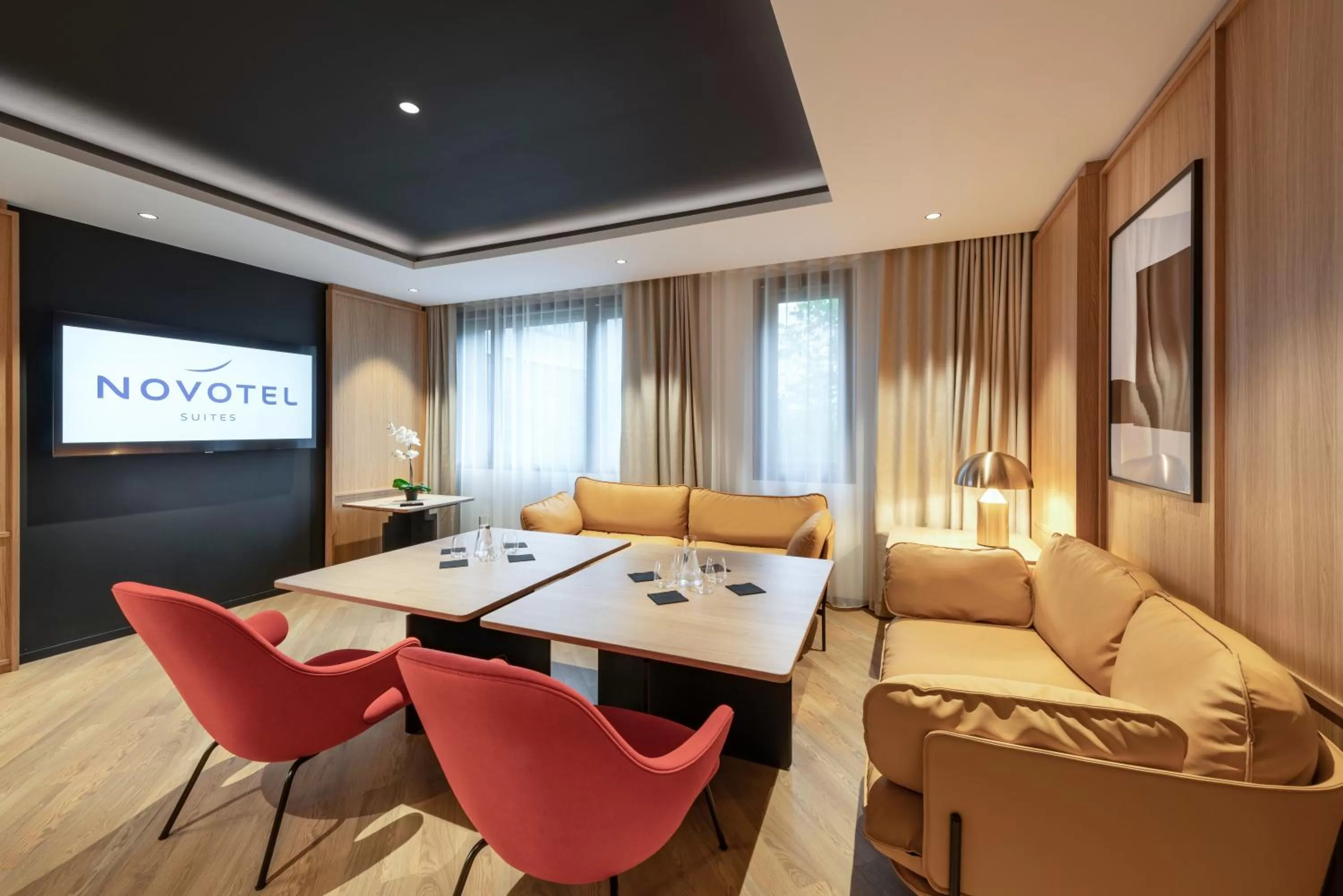 Communal lounge/ TV room in Novotel Suites Paris CDG Airport Villepinte