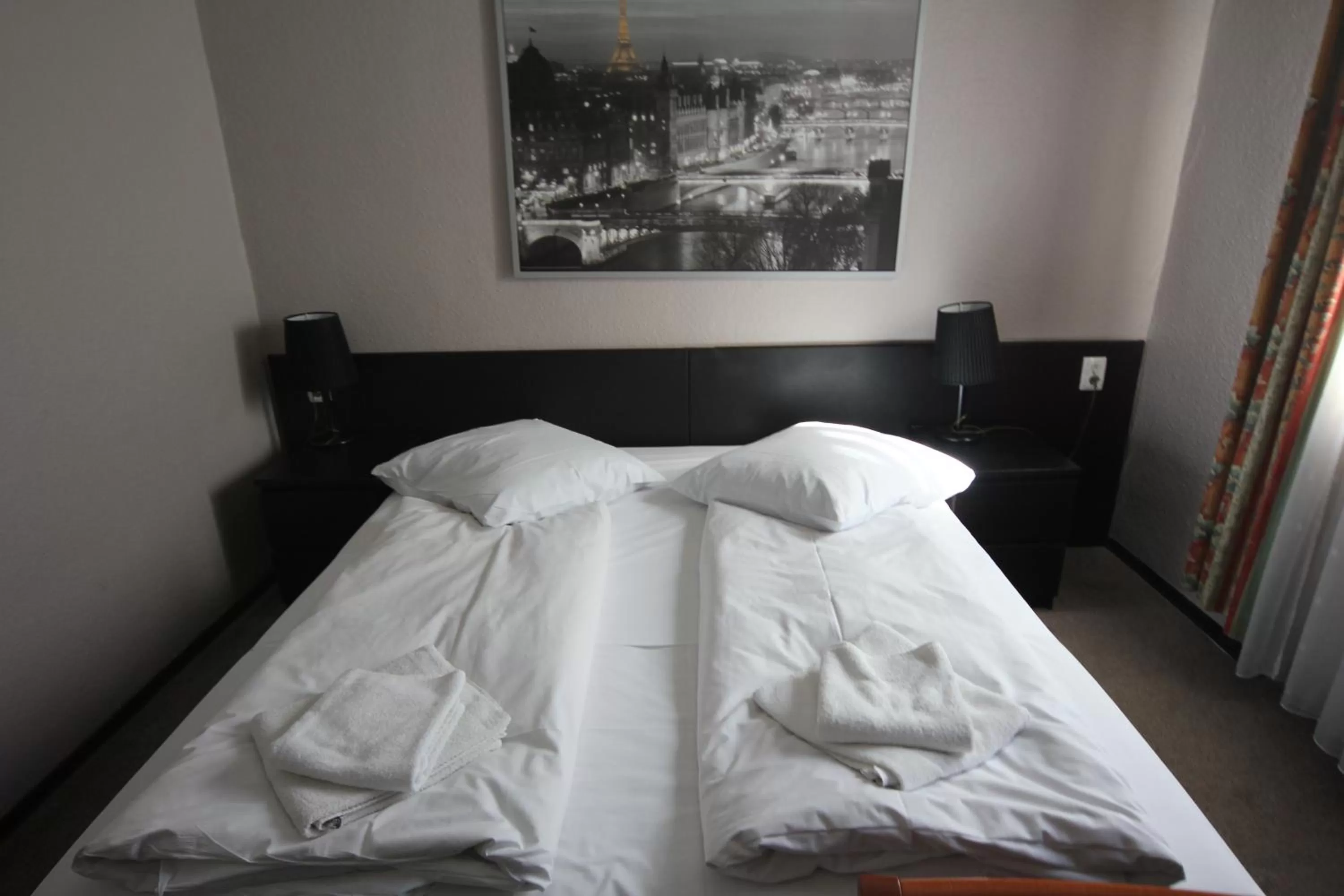 Photo of the whole room, Bed in Carlton Hotel