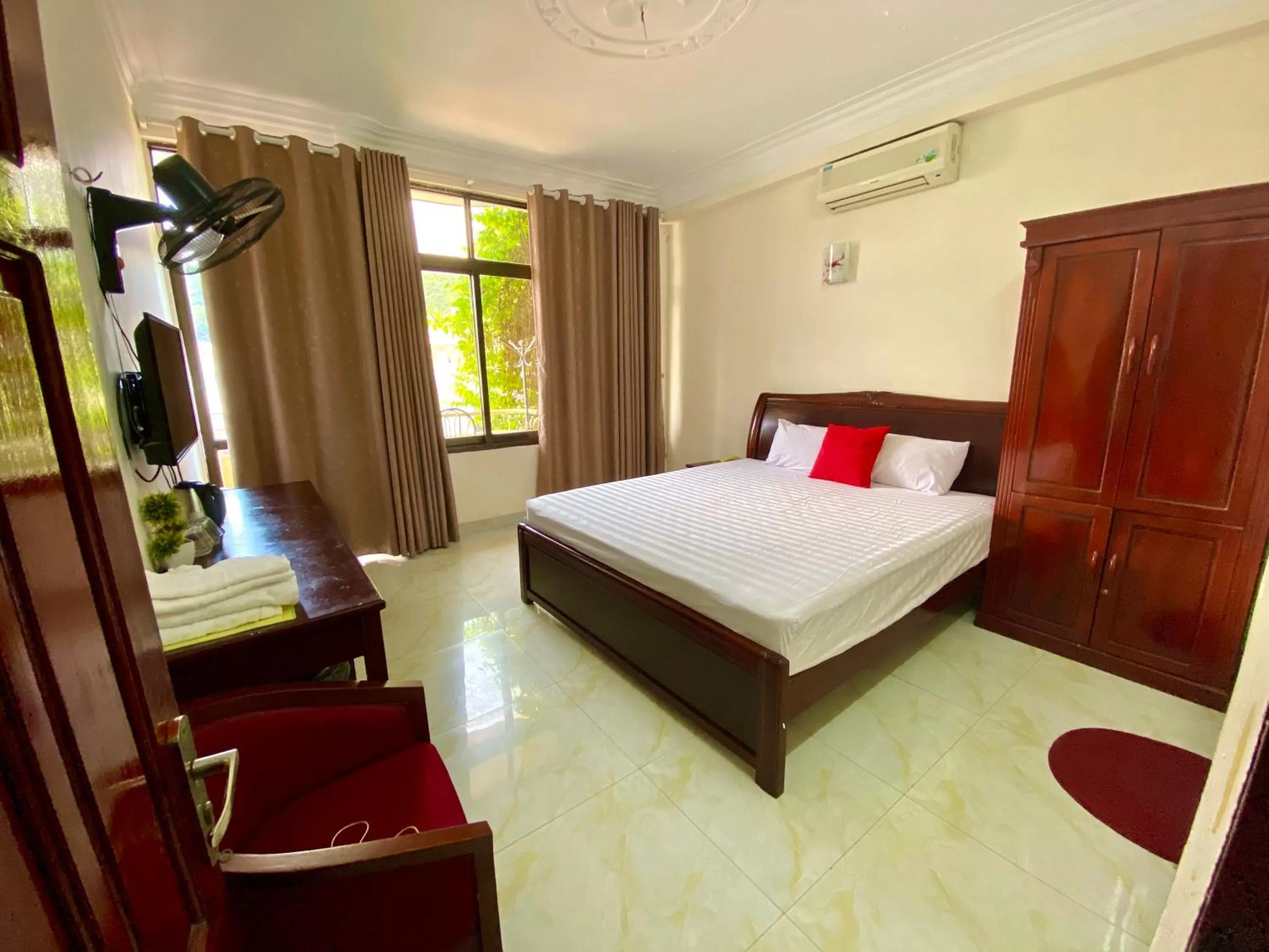 Photo of the whole room, Bed in Viet Nhat Halong Hotel - Bai Chay