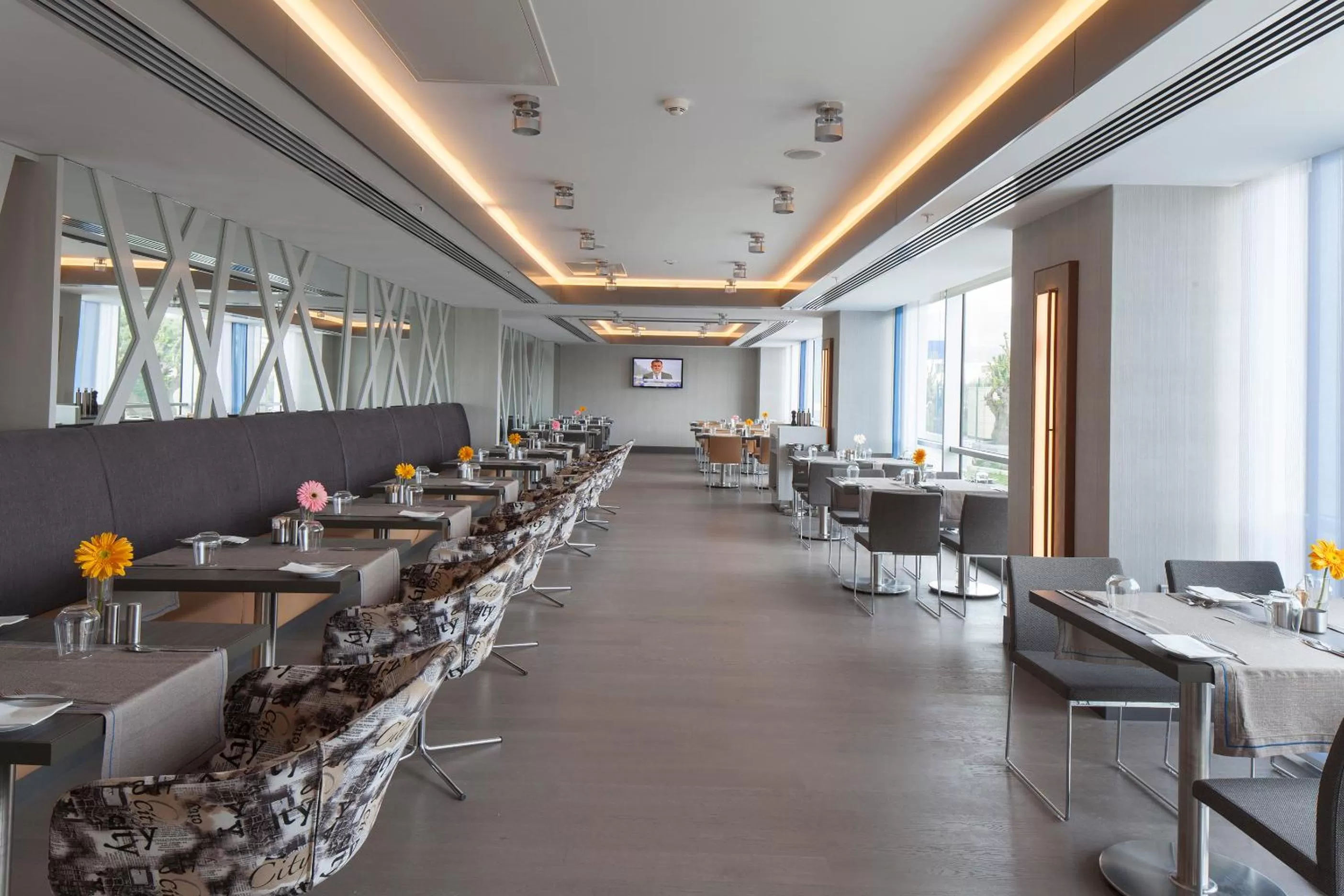 Restaurant/places to eat in Ramada Hotel & Suites by Wyndham Izmir Kemalpasa