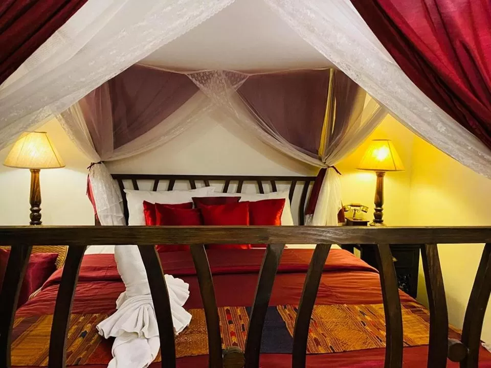 Bed in Tri Yaan Na Ros Colonial House