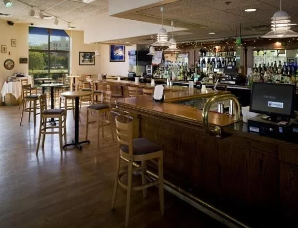 Lounge or bar in 41 Lakefront Hotel, Trademark Collection by Wyndham