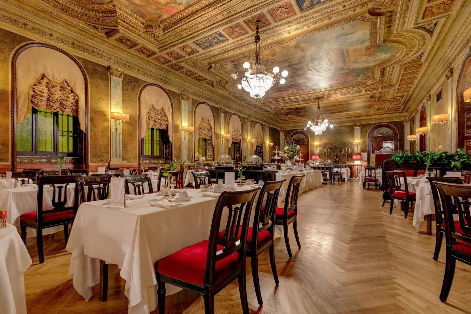 Restaurant/places to eat in Grand Hotel Plaza
