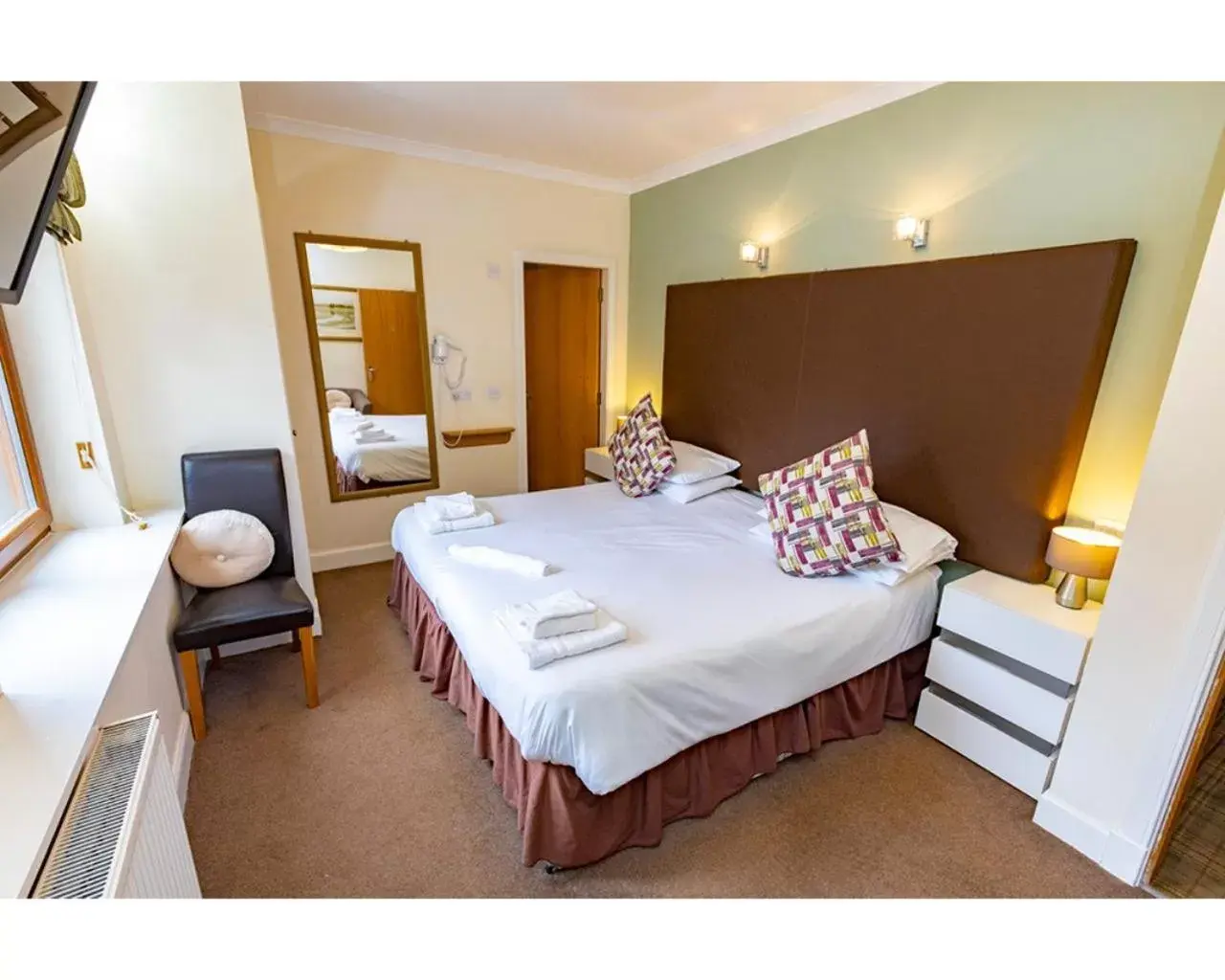 Standard Twin Room in Crown Hotel Standard Twin Room in Crown Hotel