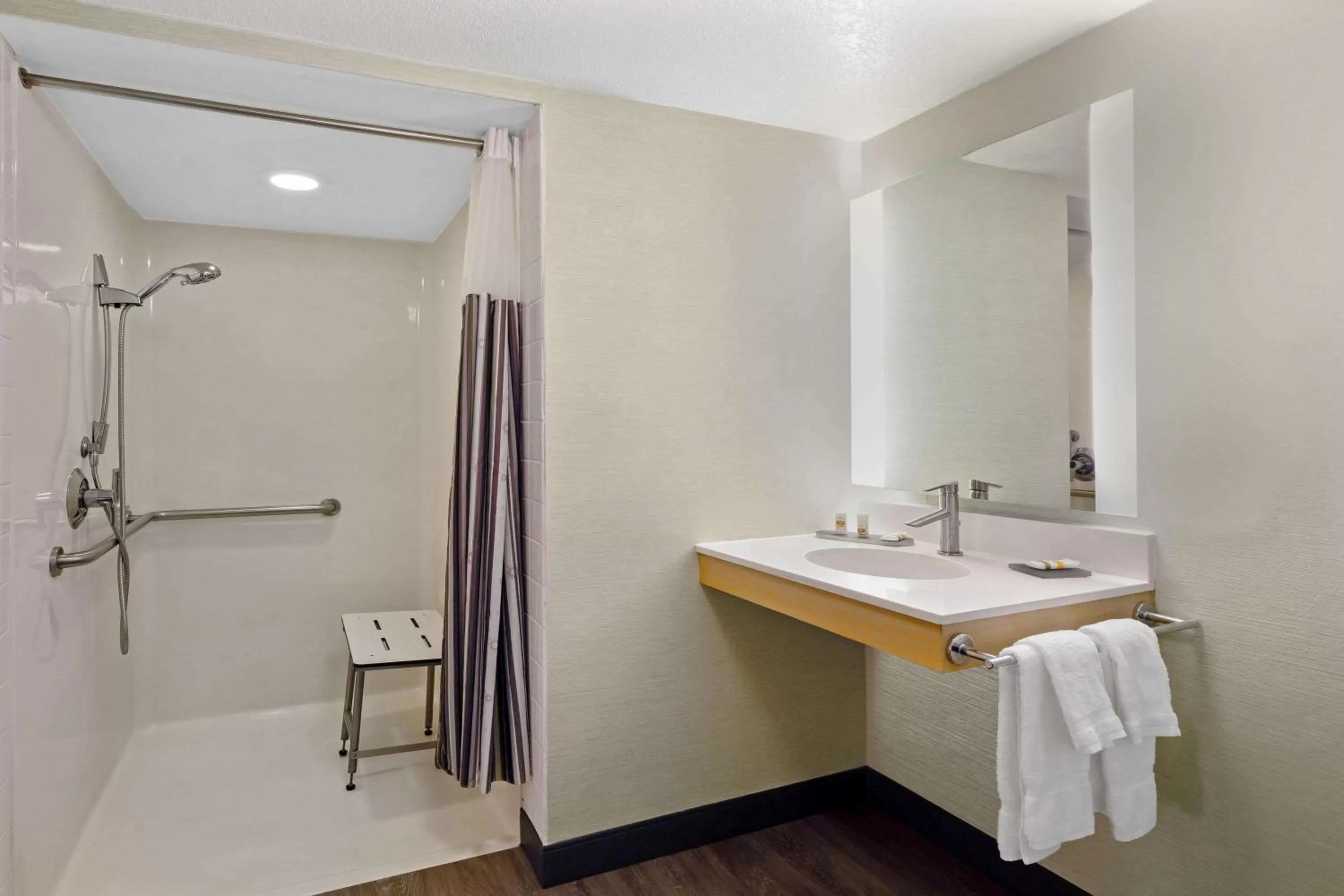Shower in La Quinta by Wyndham San Francisco Airport North - Free Airport Shuttle