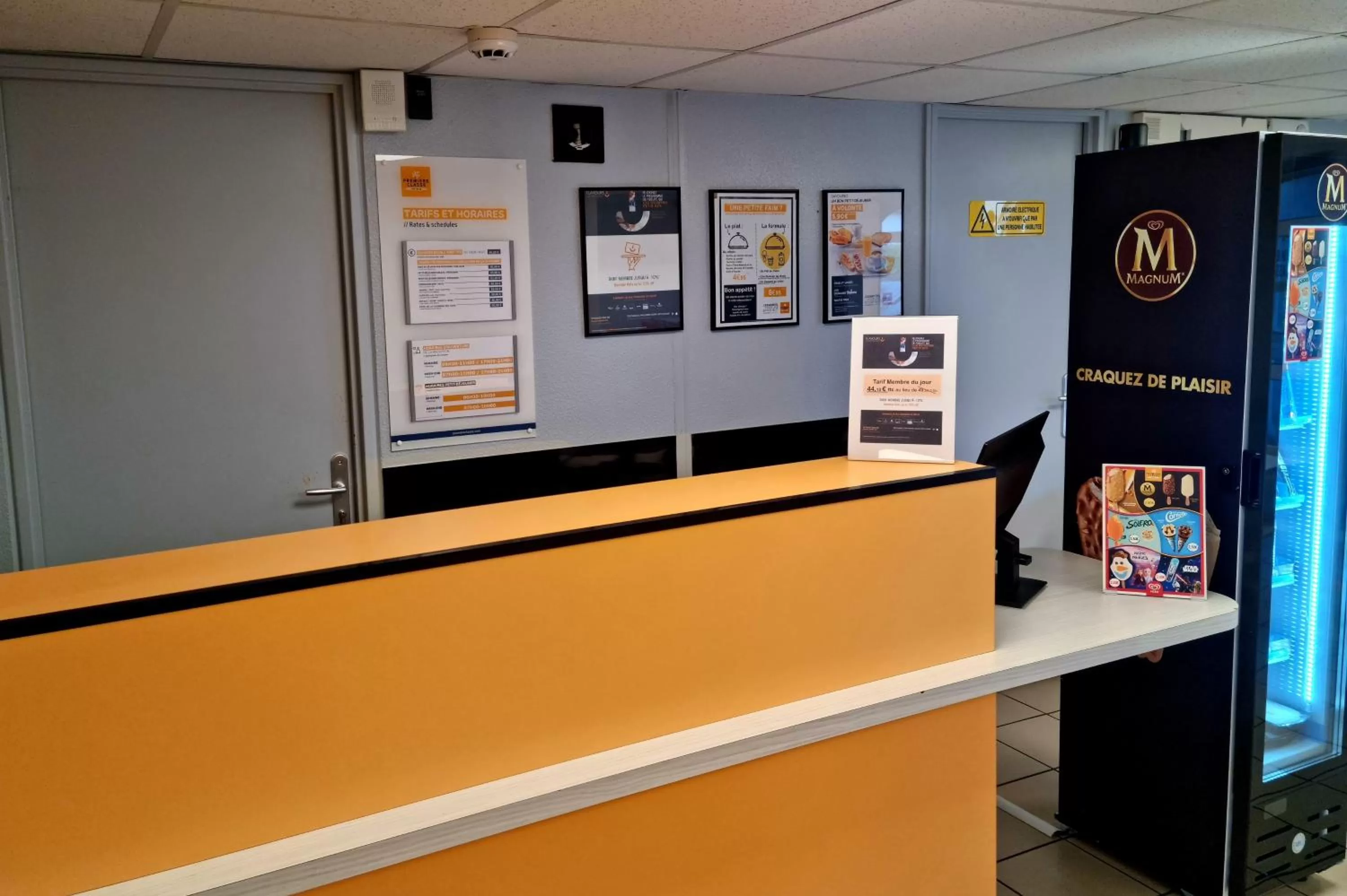 Lobby or reception in Premiere Classe Honfleur