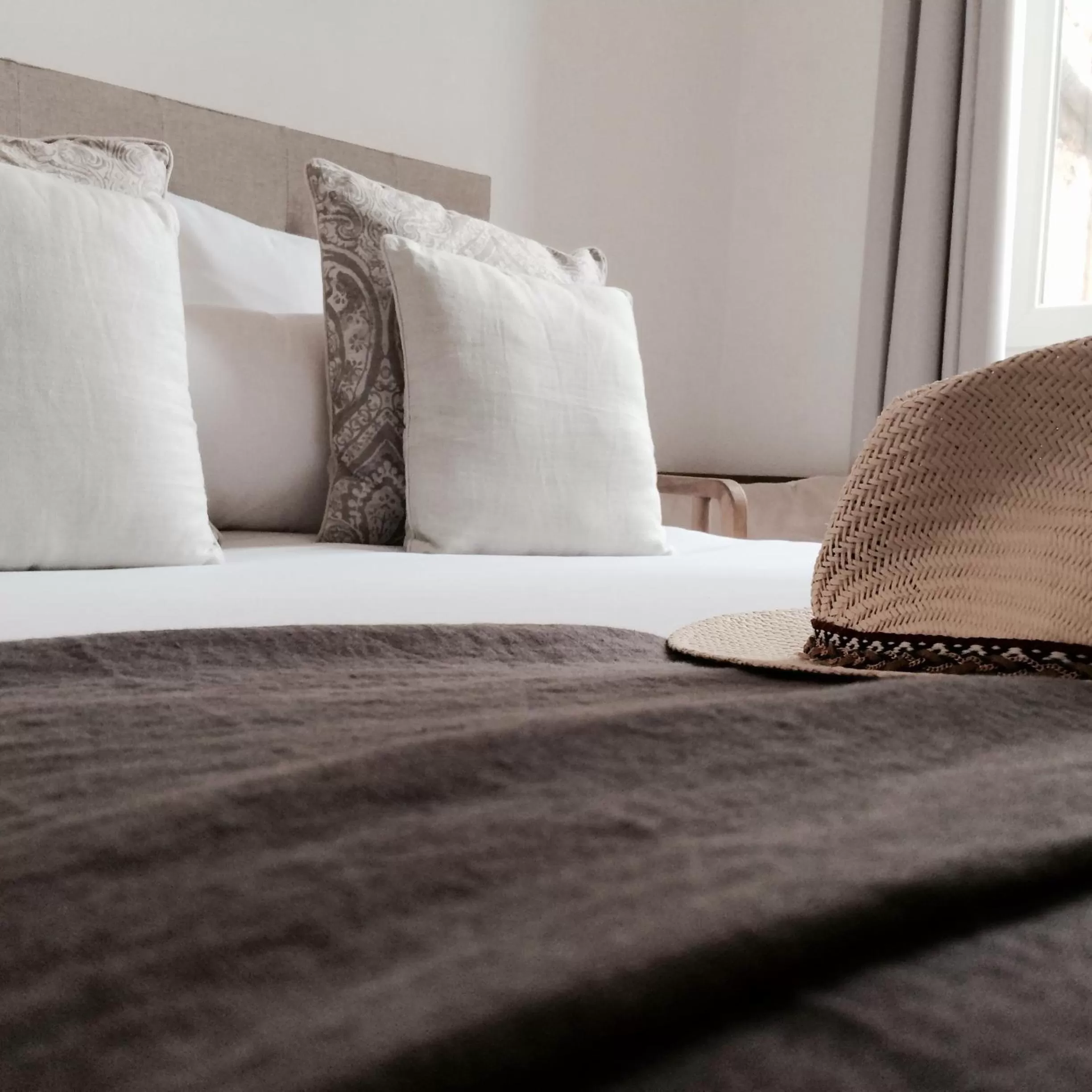 Bed, Seating Area in Maison du Lierre Bordeaux Centre ville