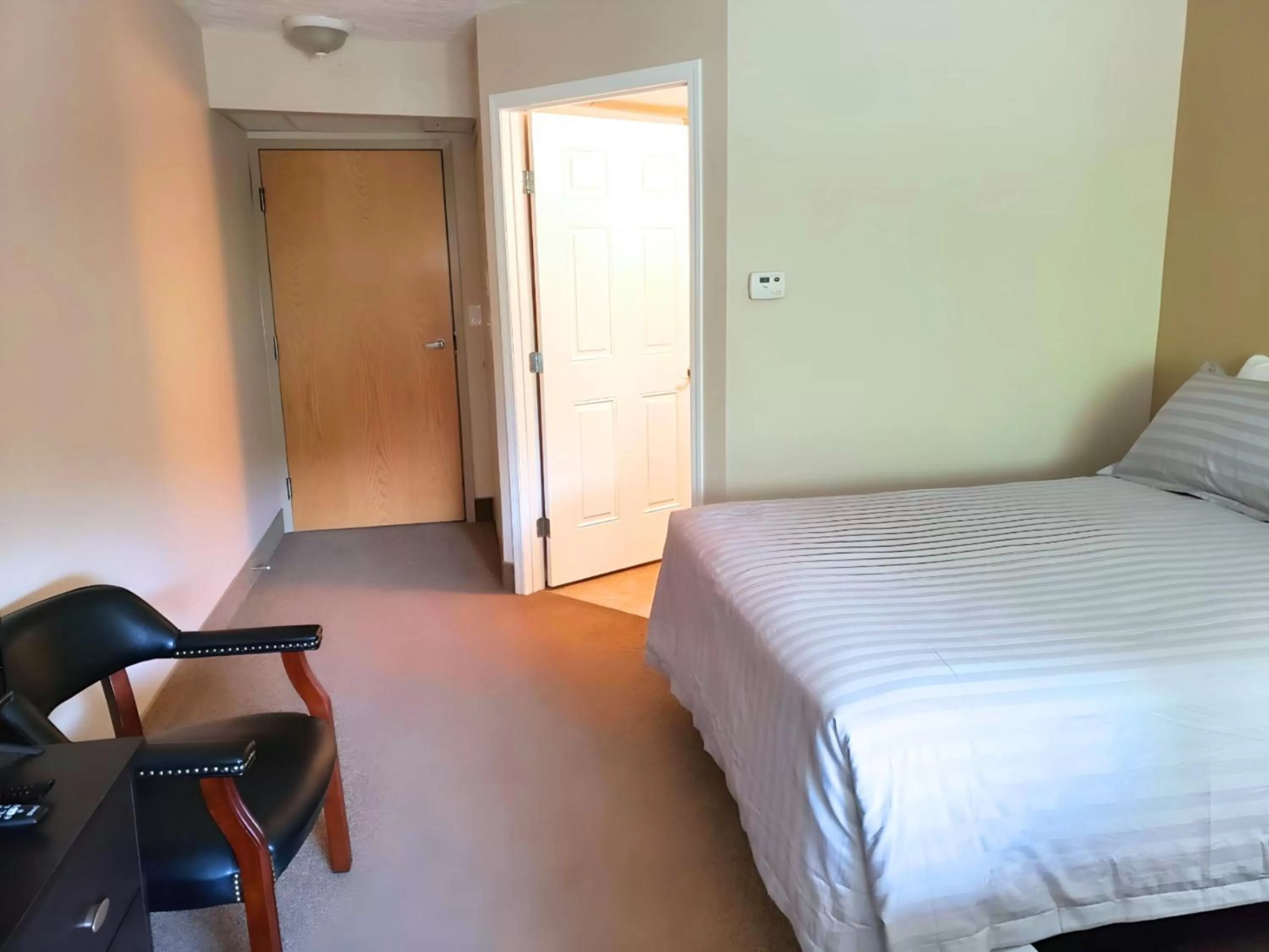 Bedroom, Bed in The Medicine Hat Villa