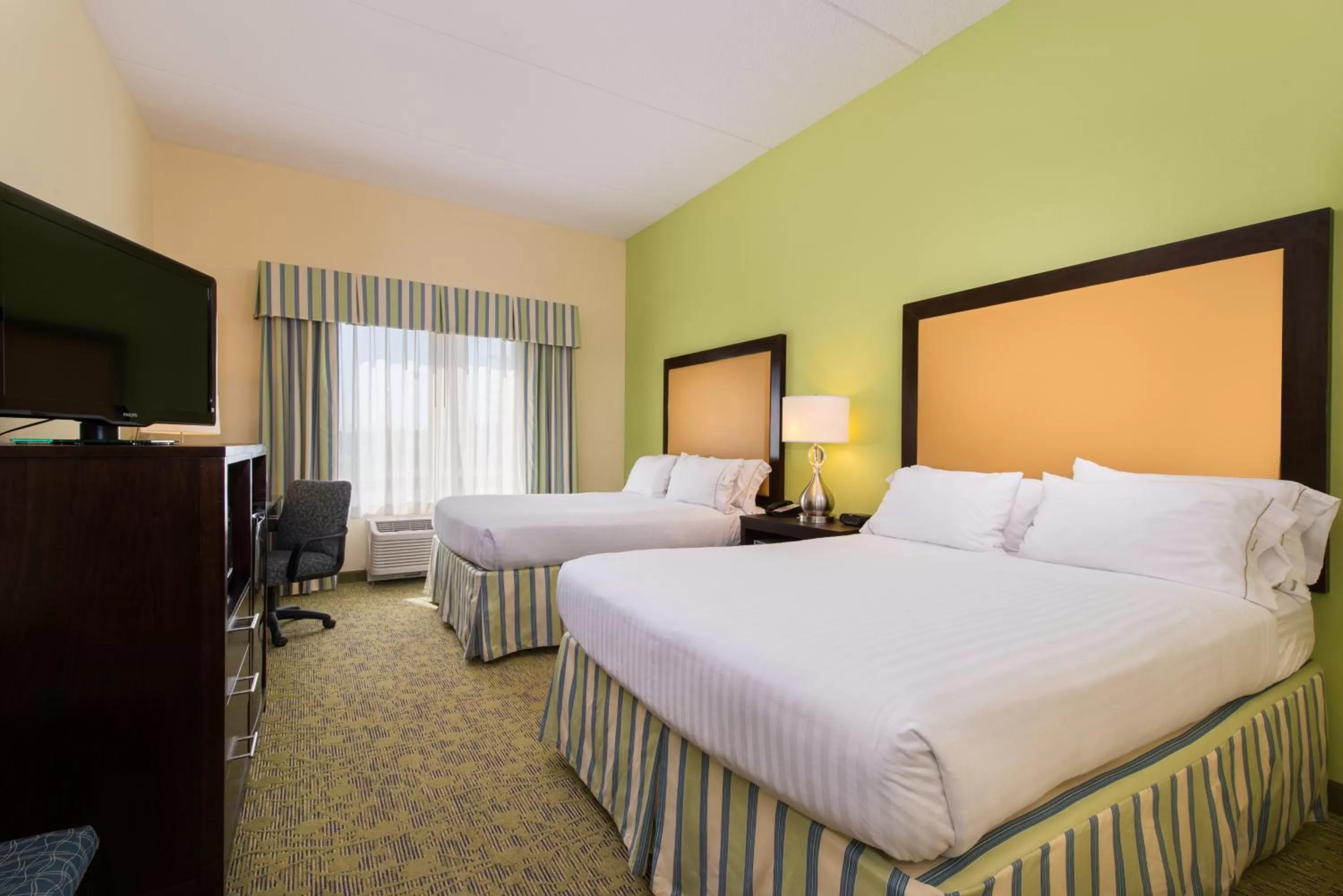 Photo of the whole room, Bed in Holiday Inn Express and Suites Dickson City by IHG