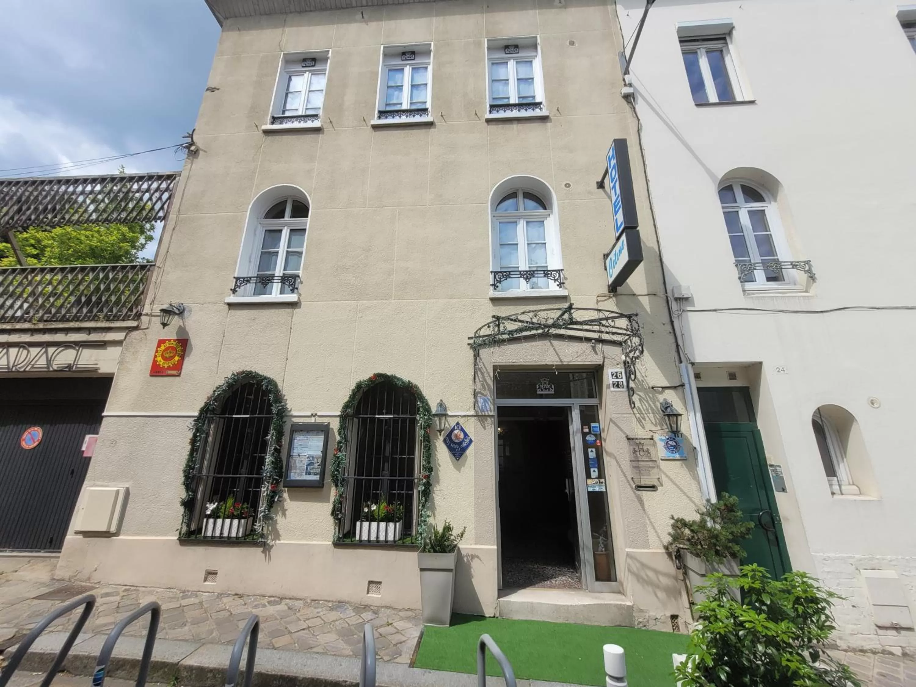 Facade/entrance, Property Building in Hôtel Céline - Hôtel de la Gare