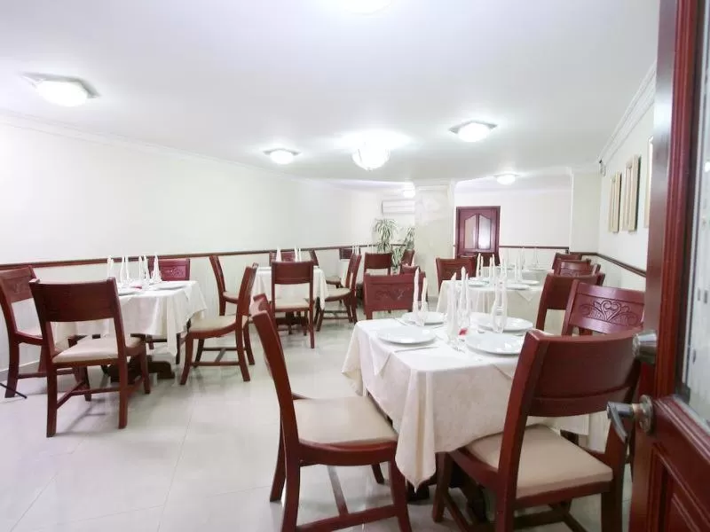 Restaurant/places to eat in Hotel Intersuites