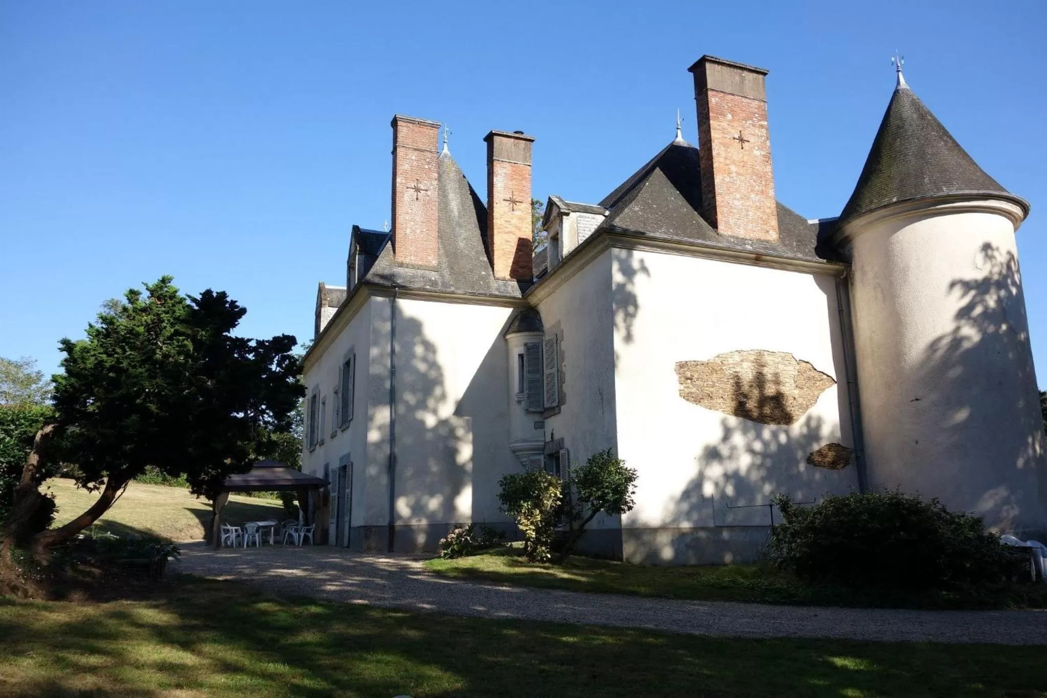 Property building in Château de La Ville-Huë