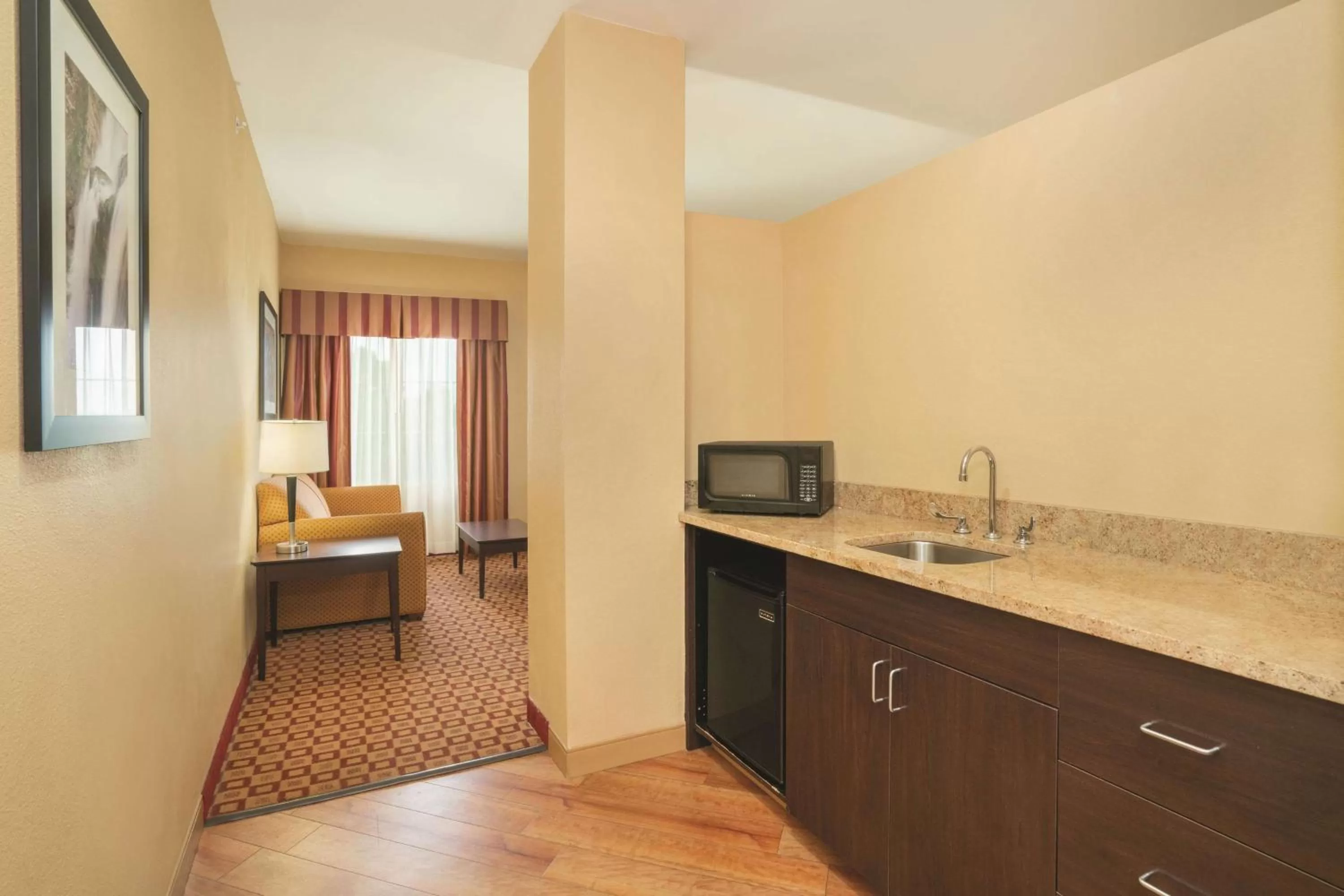 King Bed with Spa Bath in Comfort Inn & Suites Verona at Turning Stone Resort Casino