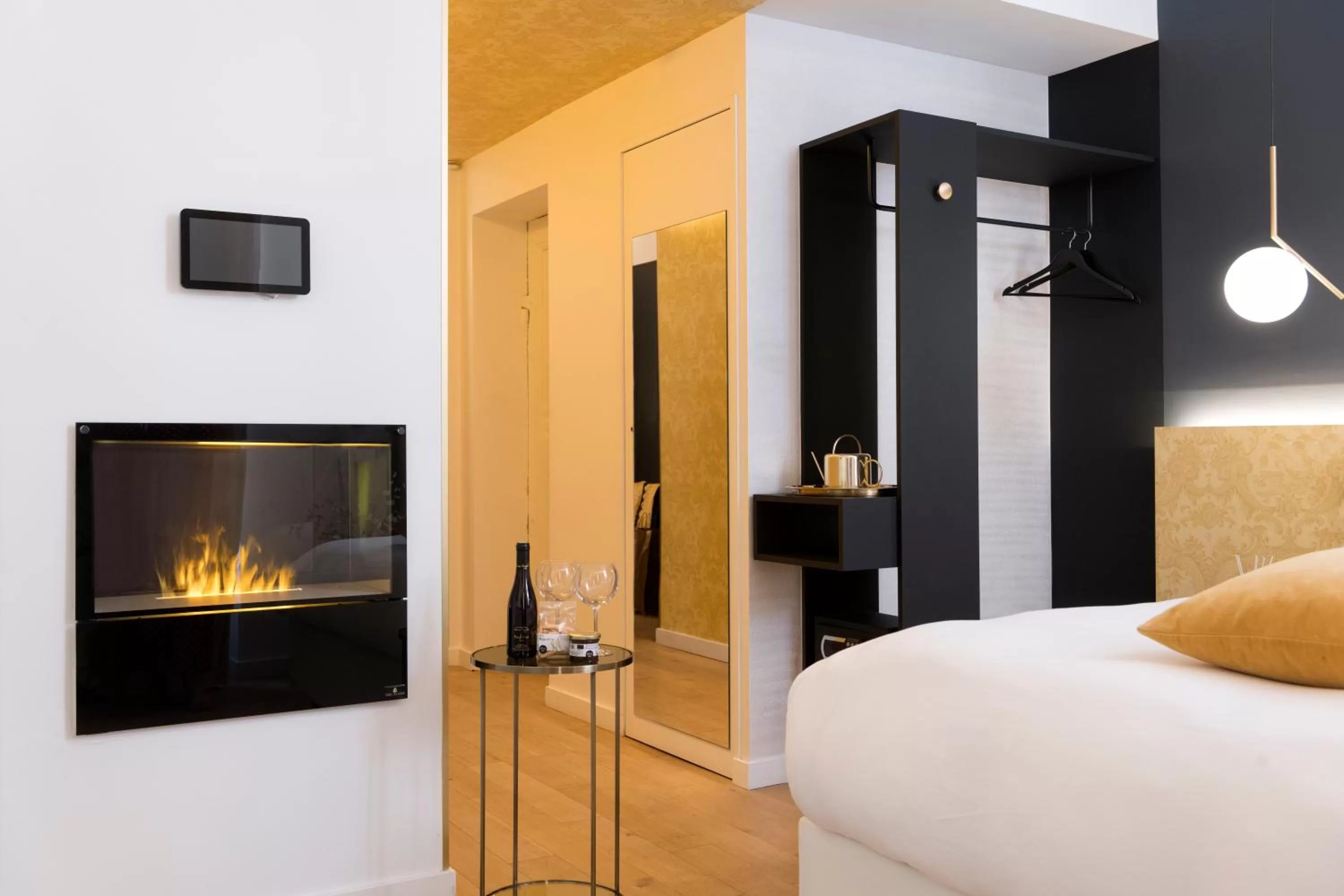 Bed, TV/Entertainment Center in MiHotel Charité