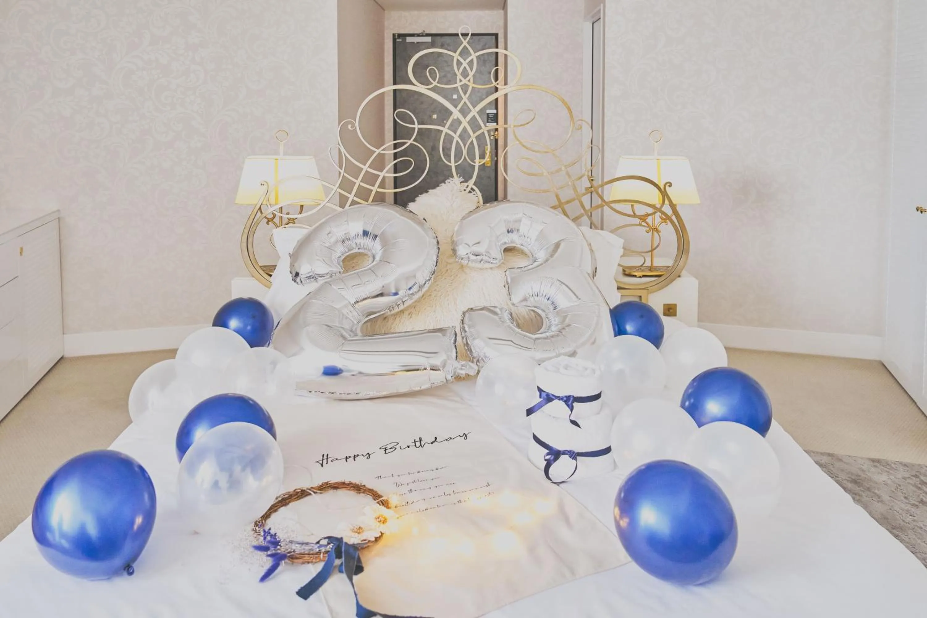 Decorative detail in Harmonie Embrassee