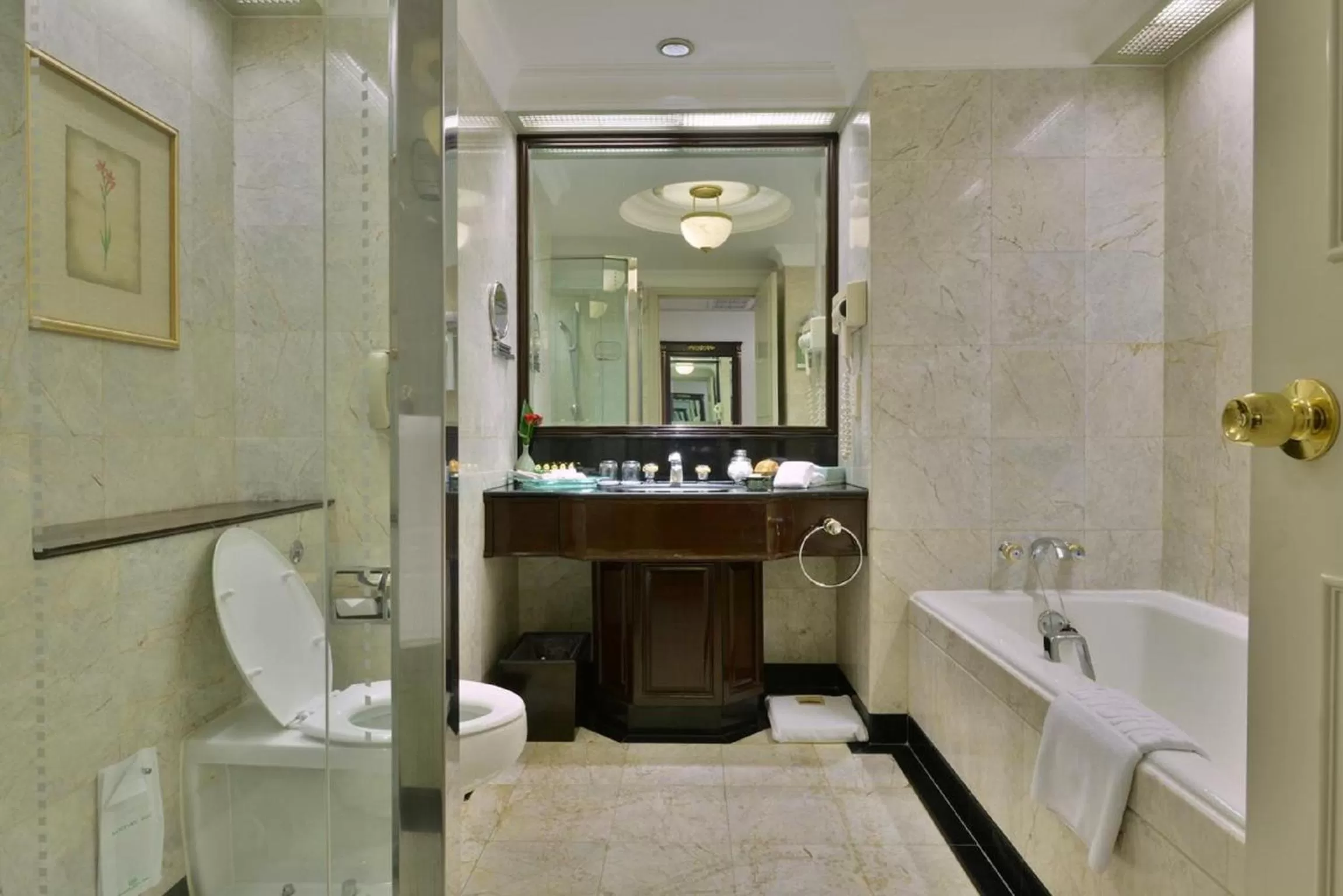 Bathroom in Evergreen Laurel Hotel Bangkok