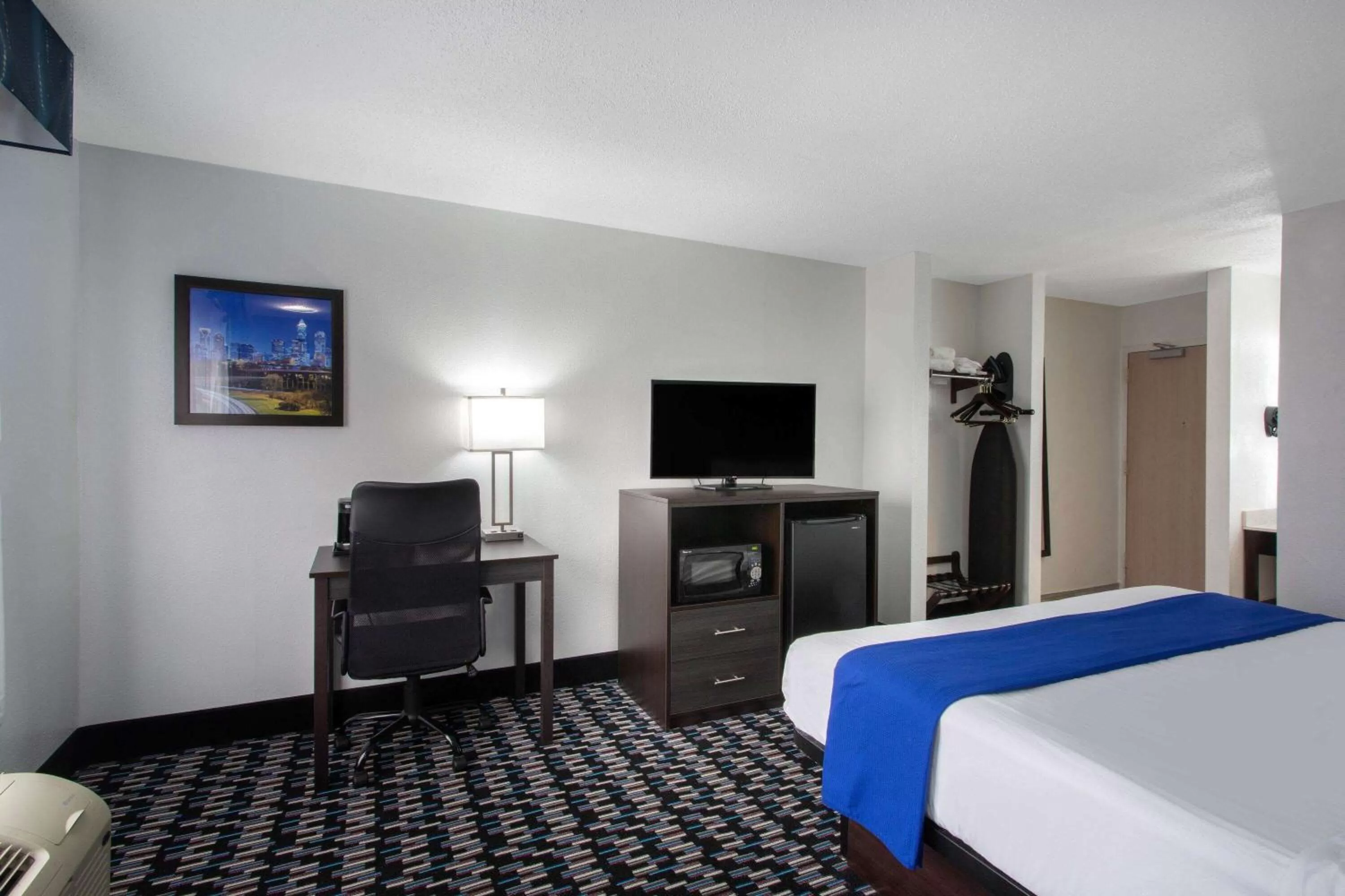 Photo of the whole room, Bed in University Inn & Suites
