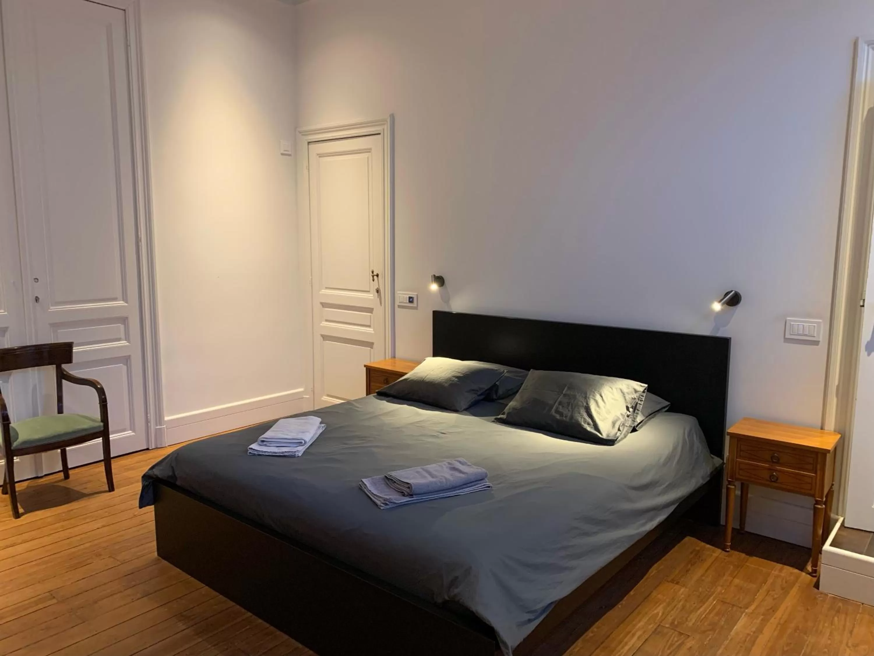 Bedroom, Bed in Albert Molière