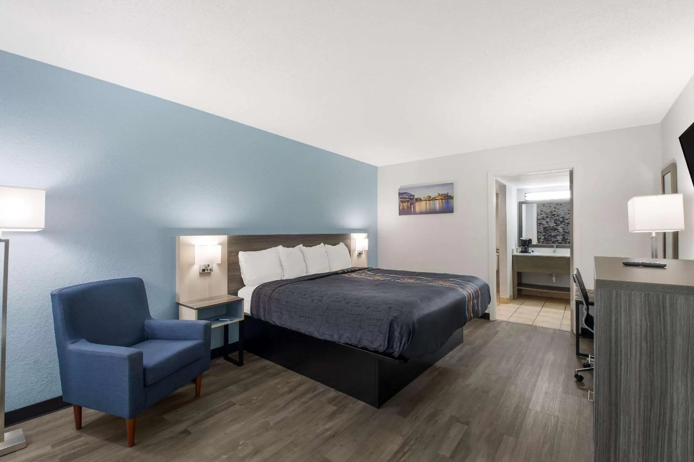 Bedroom, Bed in Rodeway Inn Cleveland TN I-75