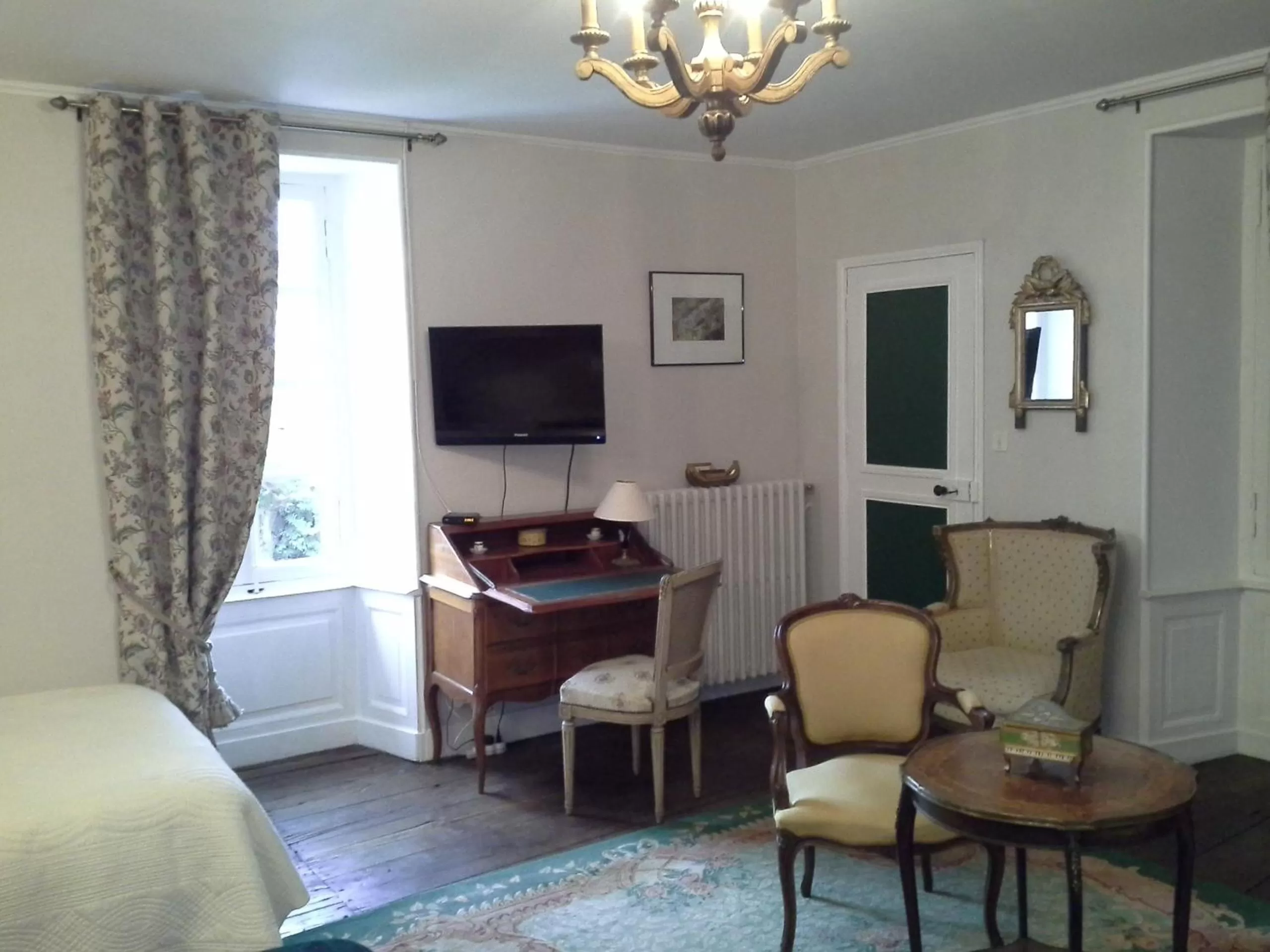 Photo of the whole room in Le Logis De Ruelle
