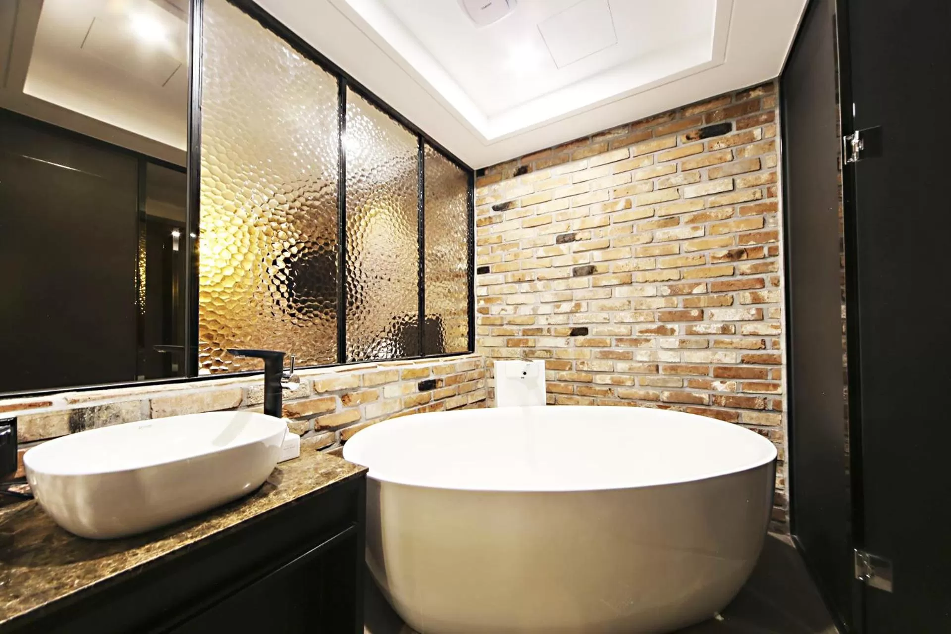 Shower in Masan Almond Hotel