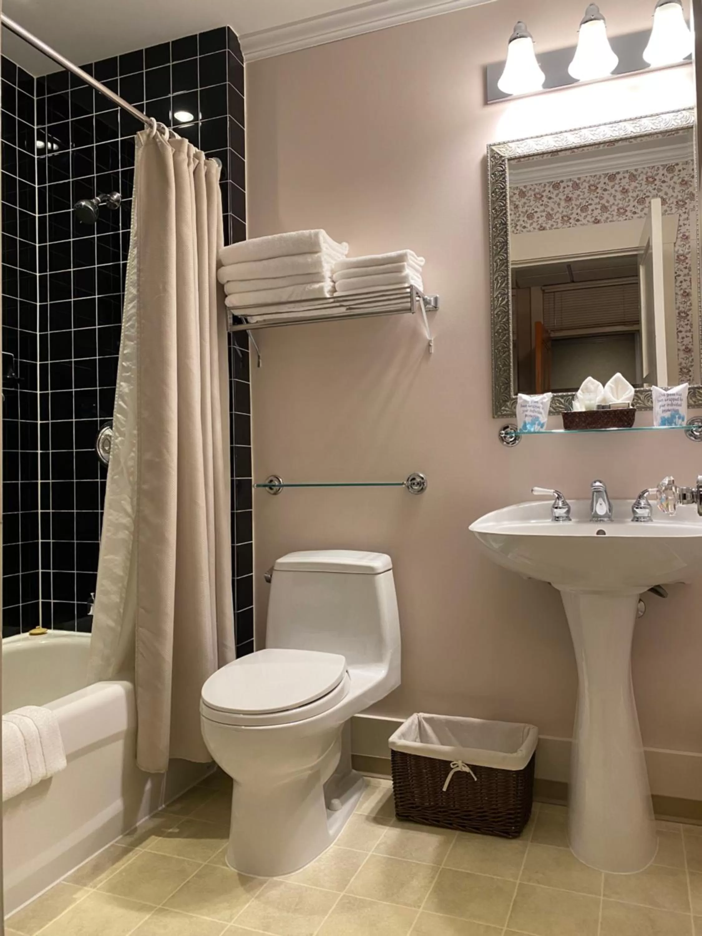 Bathroom in Kingston Hotel