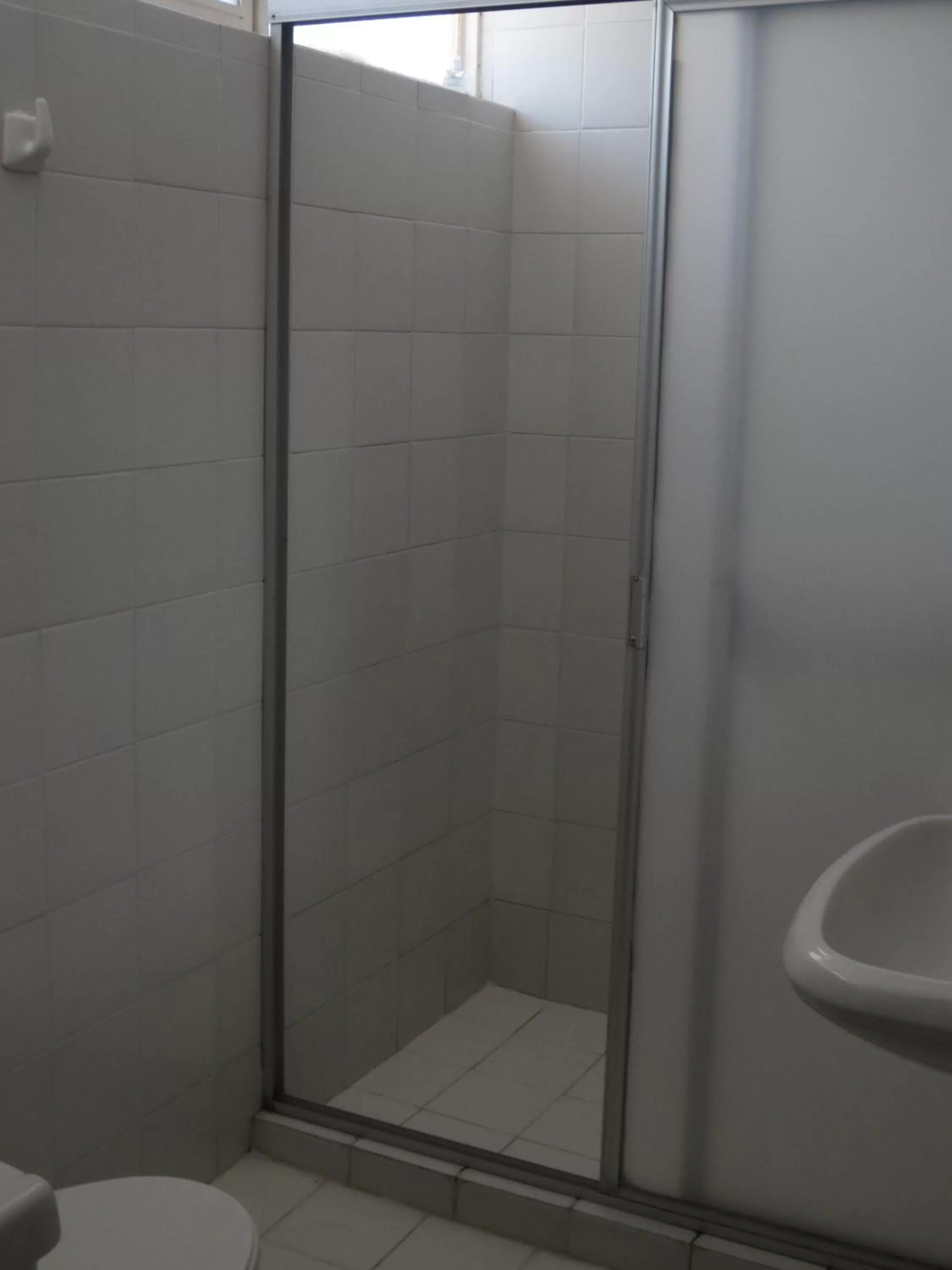 Bathroom in Hotel Las Palmas Midway Inn