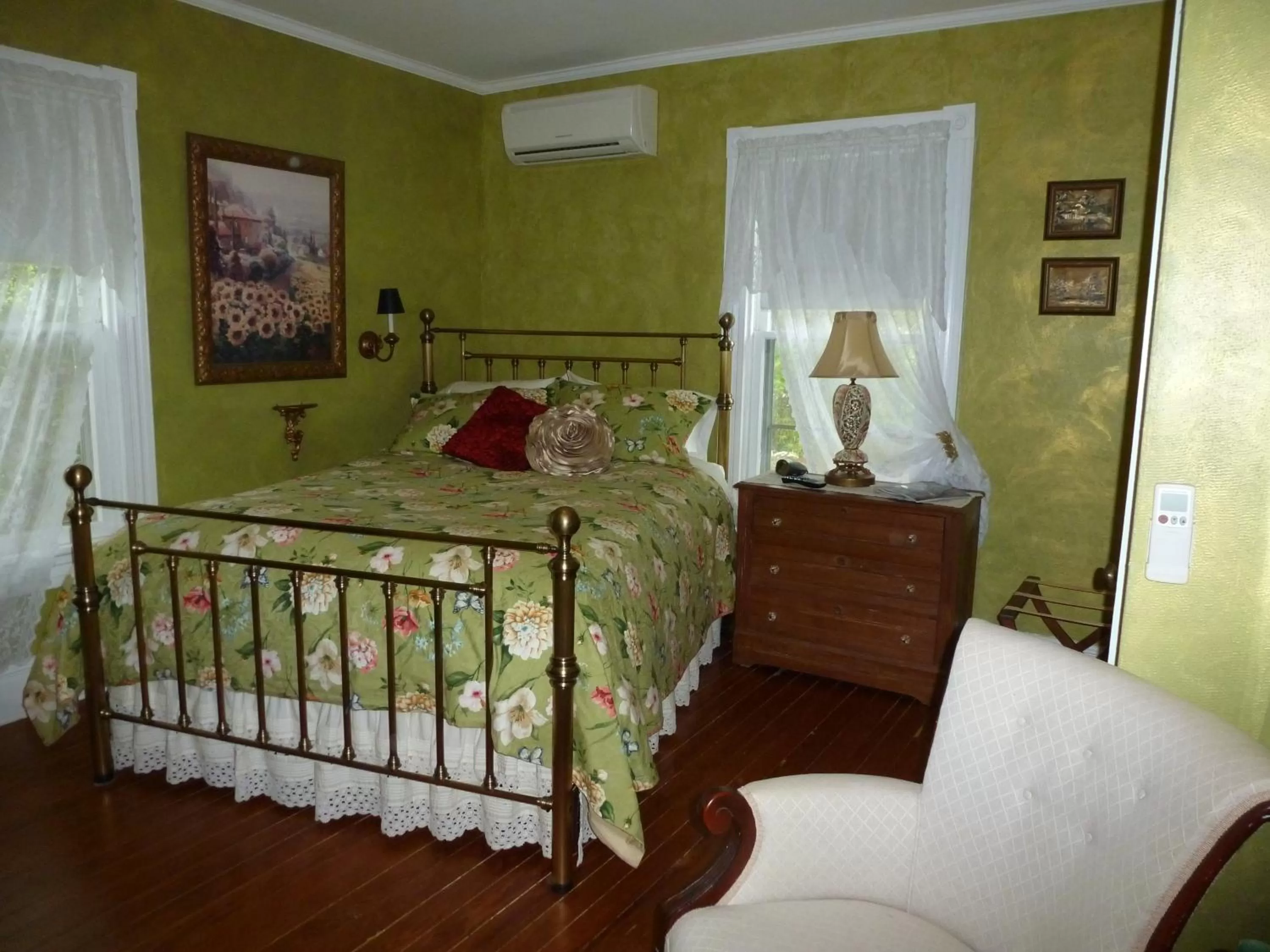 Bed in Back INN Time B&B