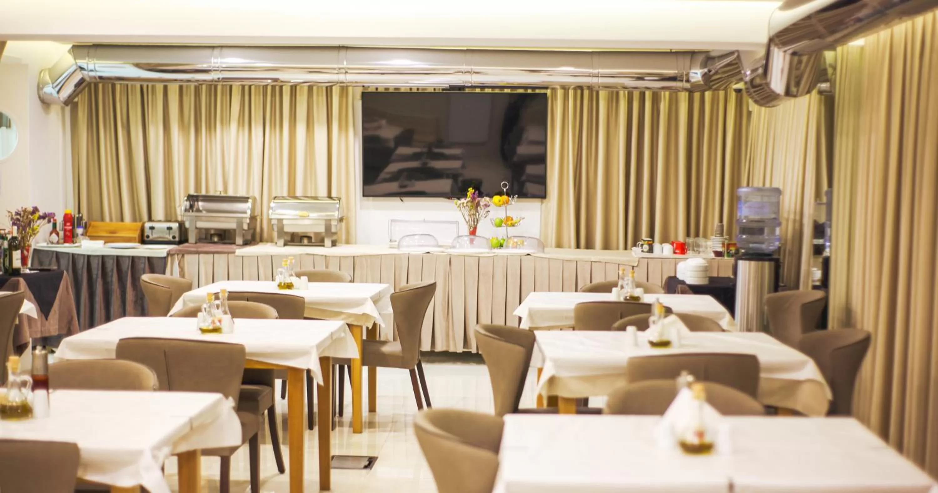 Restaurant/places to eat in Senator Hotel