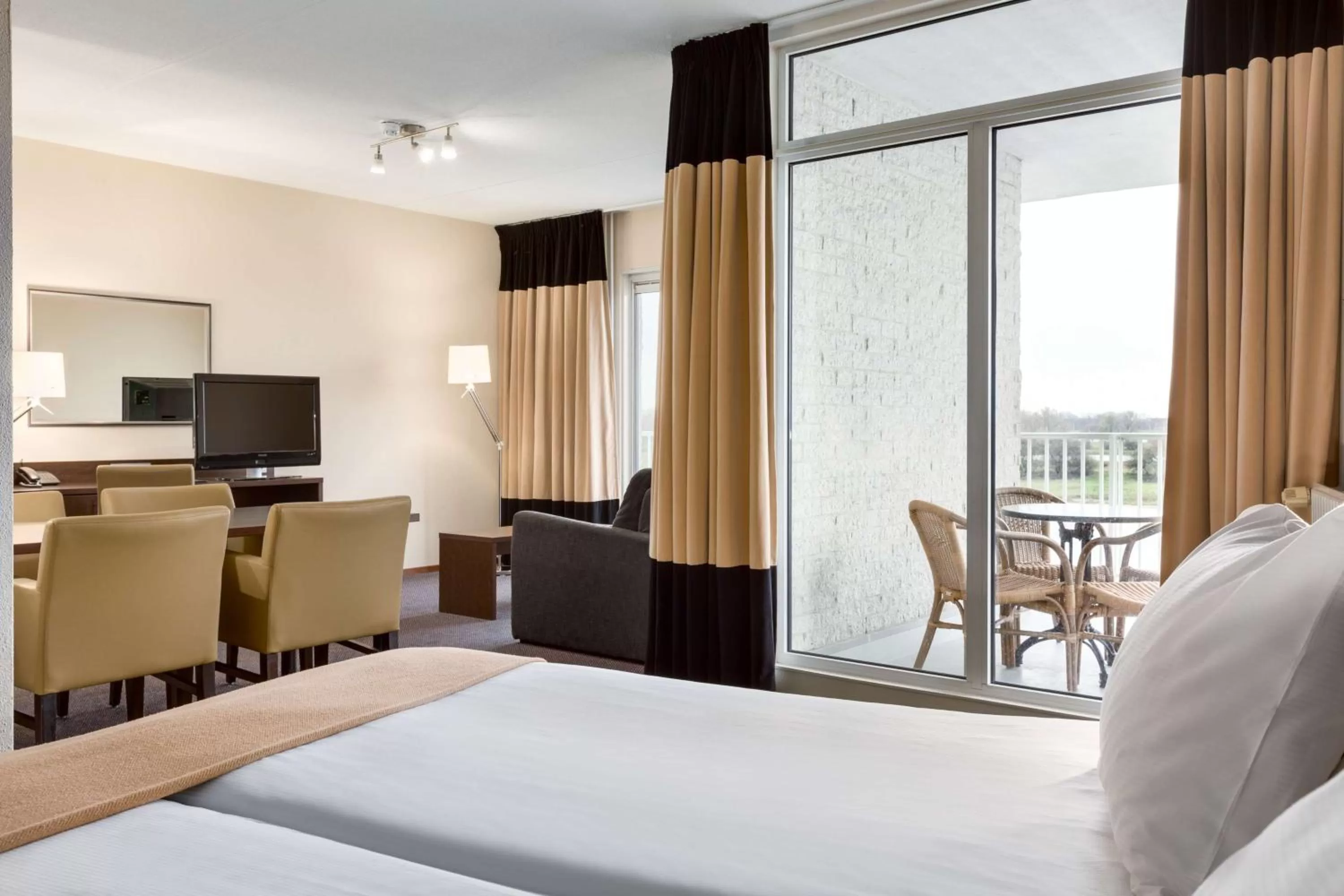 Photo of the whole room, TV/Entertainment Center in NH Arnhem Rijnhotel